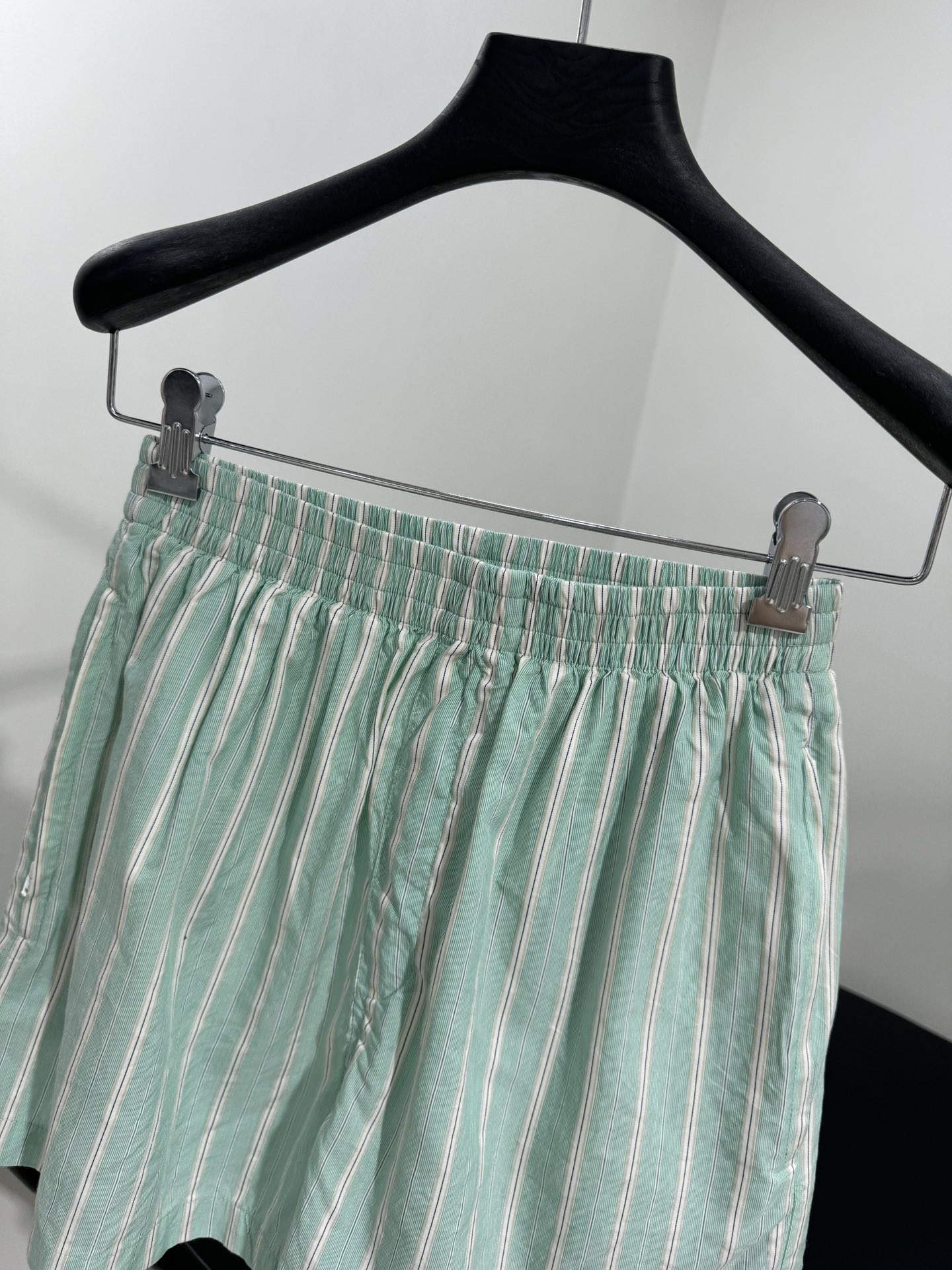 Balenciaga’s Bold PYJAMA Shorts: Gender-Equal Leisure Fashion in Mint Green - 图片 2