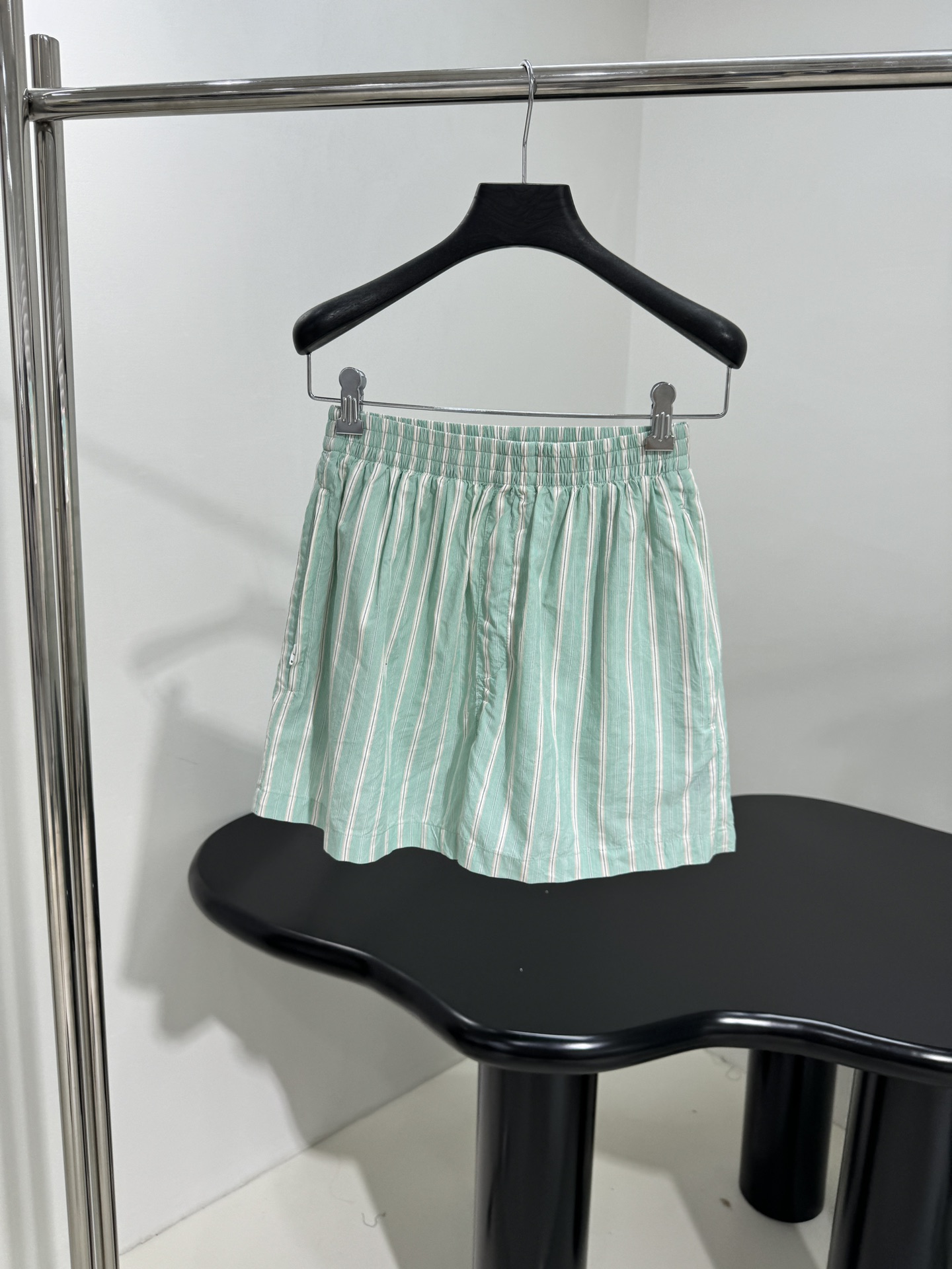 Balenciaga’s Bold PYJAMA Shorts: Gender-Equal Leisure Fashion in Mint Green - 图片 1