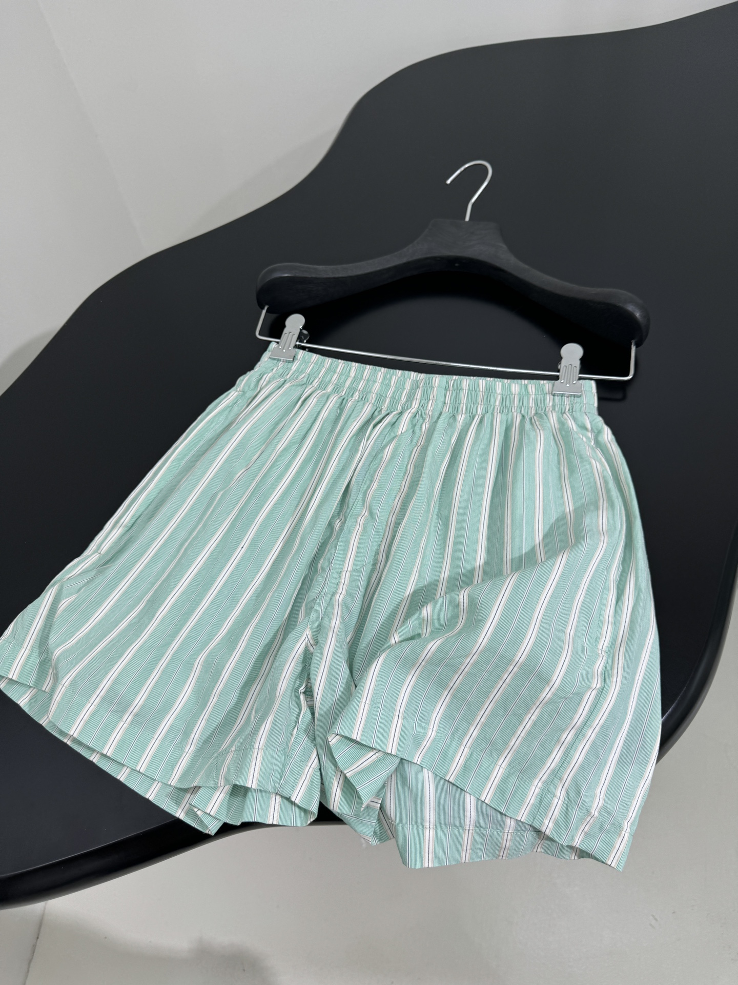 Balenciaga’s Bold PYJAMA Shorts: Gender-Equal Leisure Fashion in Mint Green - 图片 7