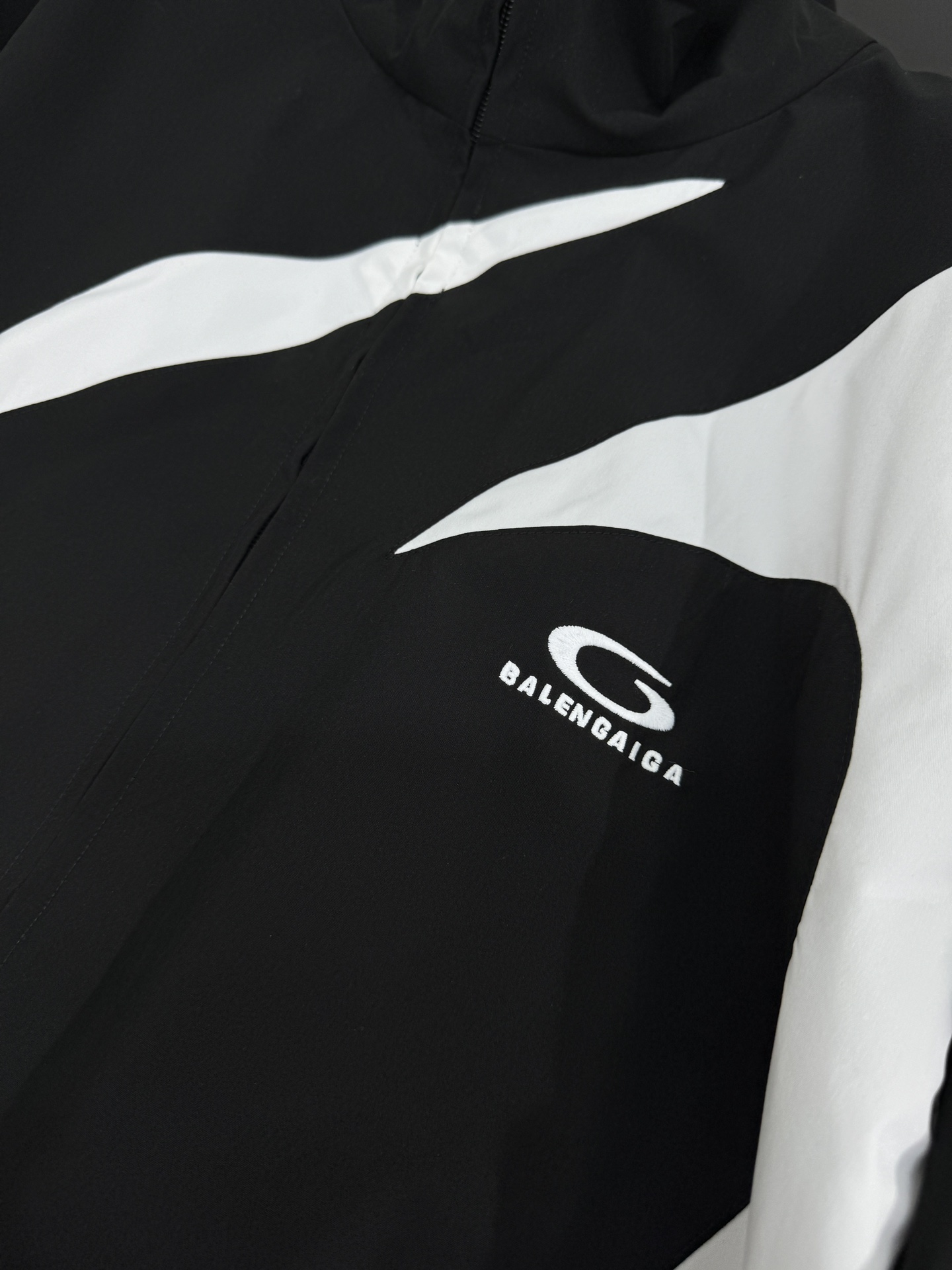 Balenciaga Basketball Series Baggy Sports Jacket: Feminine Suit with Embroidered Art - 图片 6