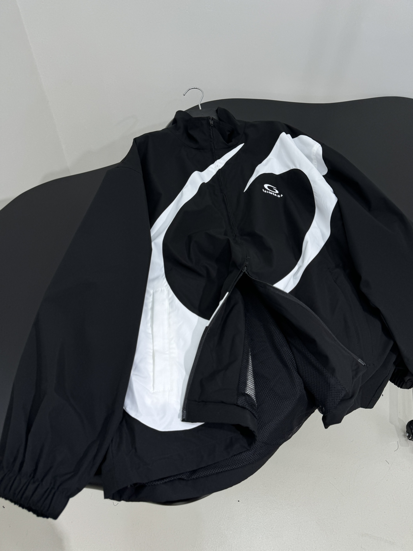 Balenciaga Basketball Series Baggy Sports Jacket: Feminine Suit with Embroidered Art - 图片 8