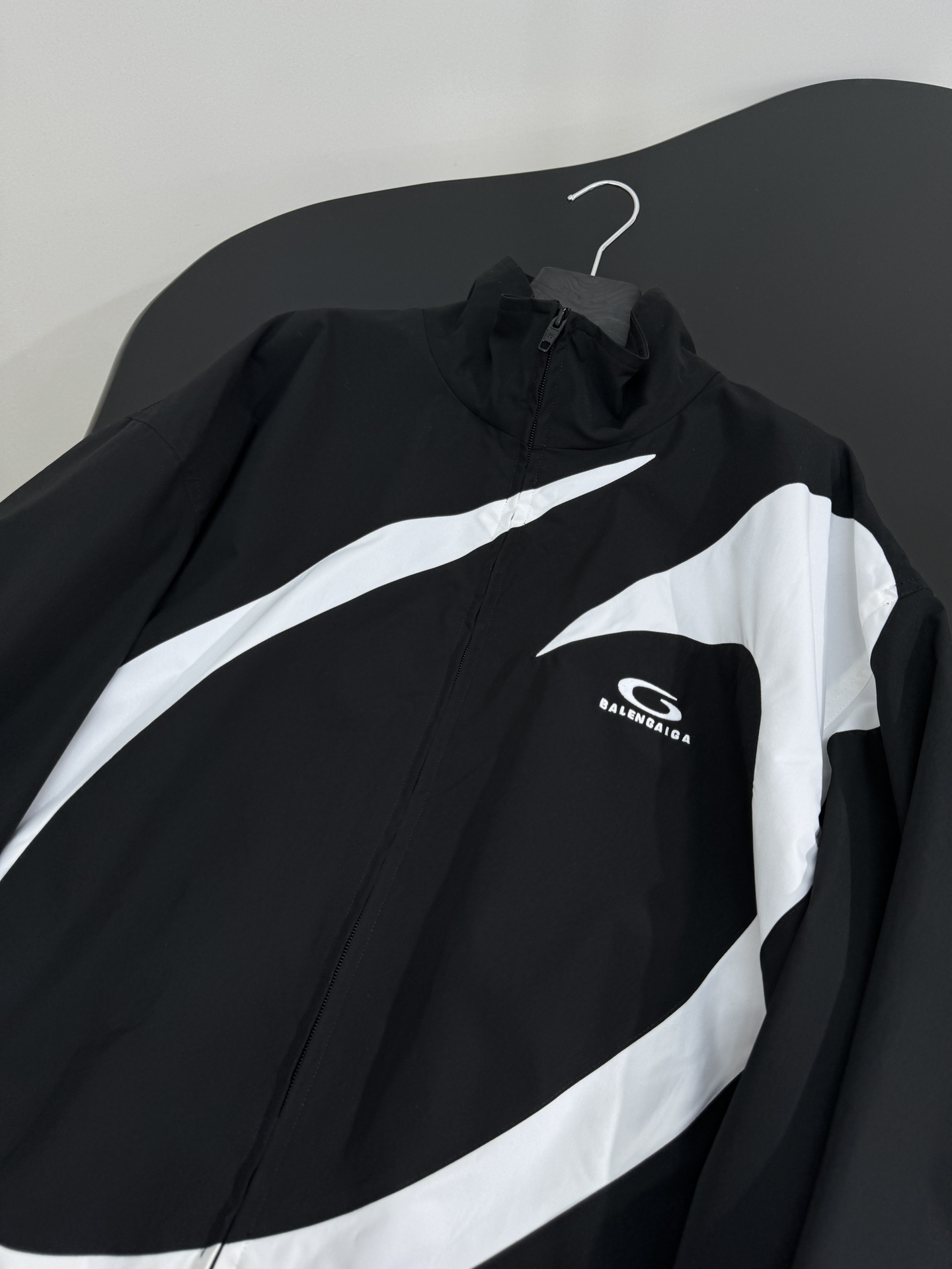 Balenciaga Basketball Series Baggy Sports Jacket: Feminine Suit with Embroidered Art - 图片 5