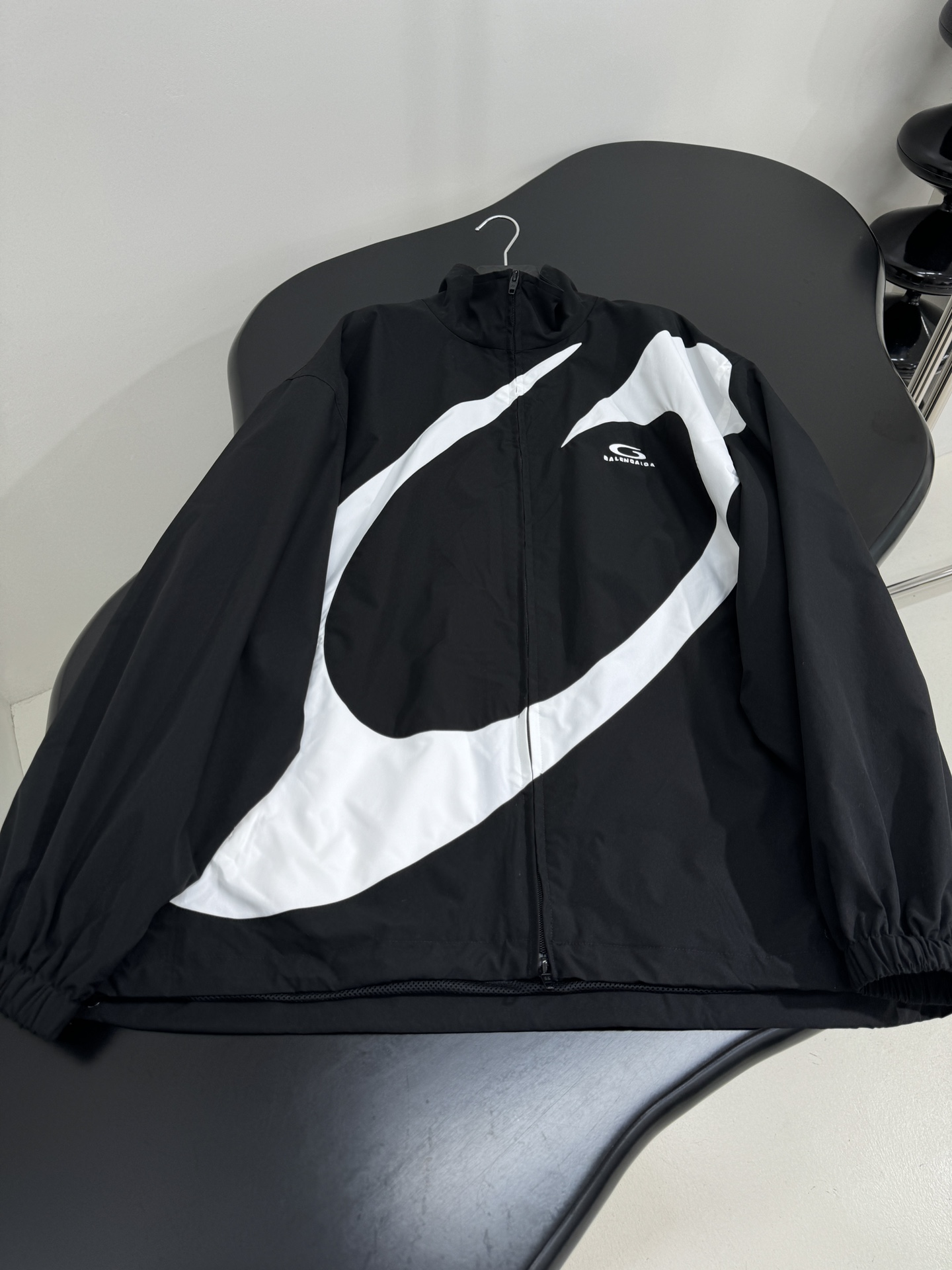 Balenciaga Basketball Series Baggy Sports Jacket: Feminine Suit with Embroidered Art - 图片 4