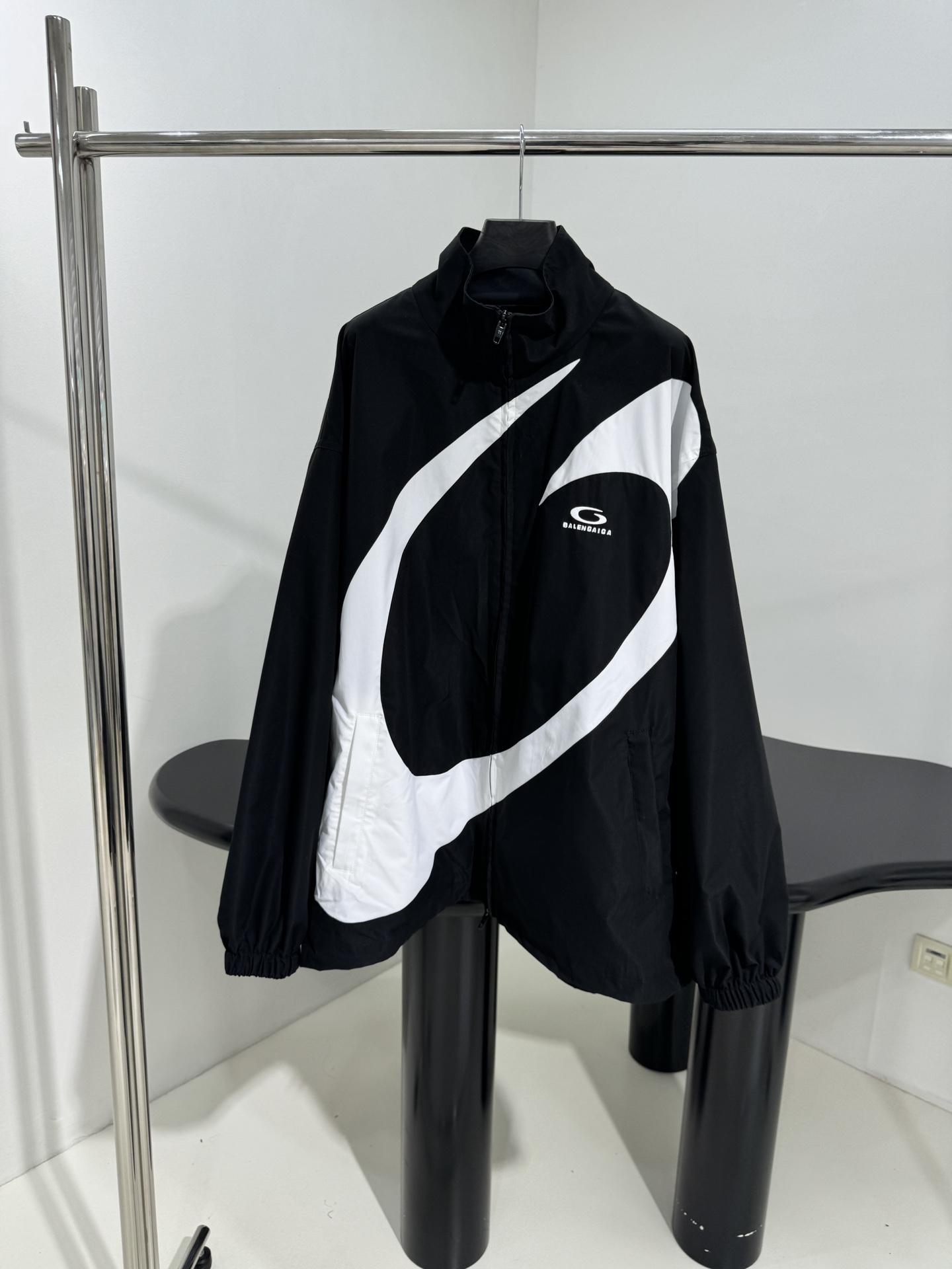 Balenciaga Basketball Series Baggy Sports Jacket: Feminine Suit with Embroidered Art - 图片 1