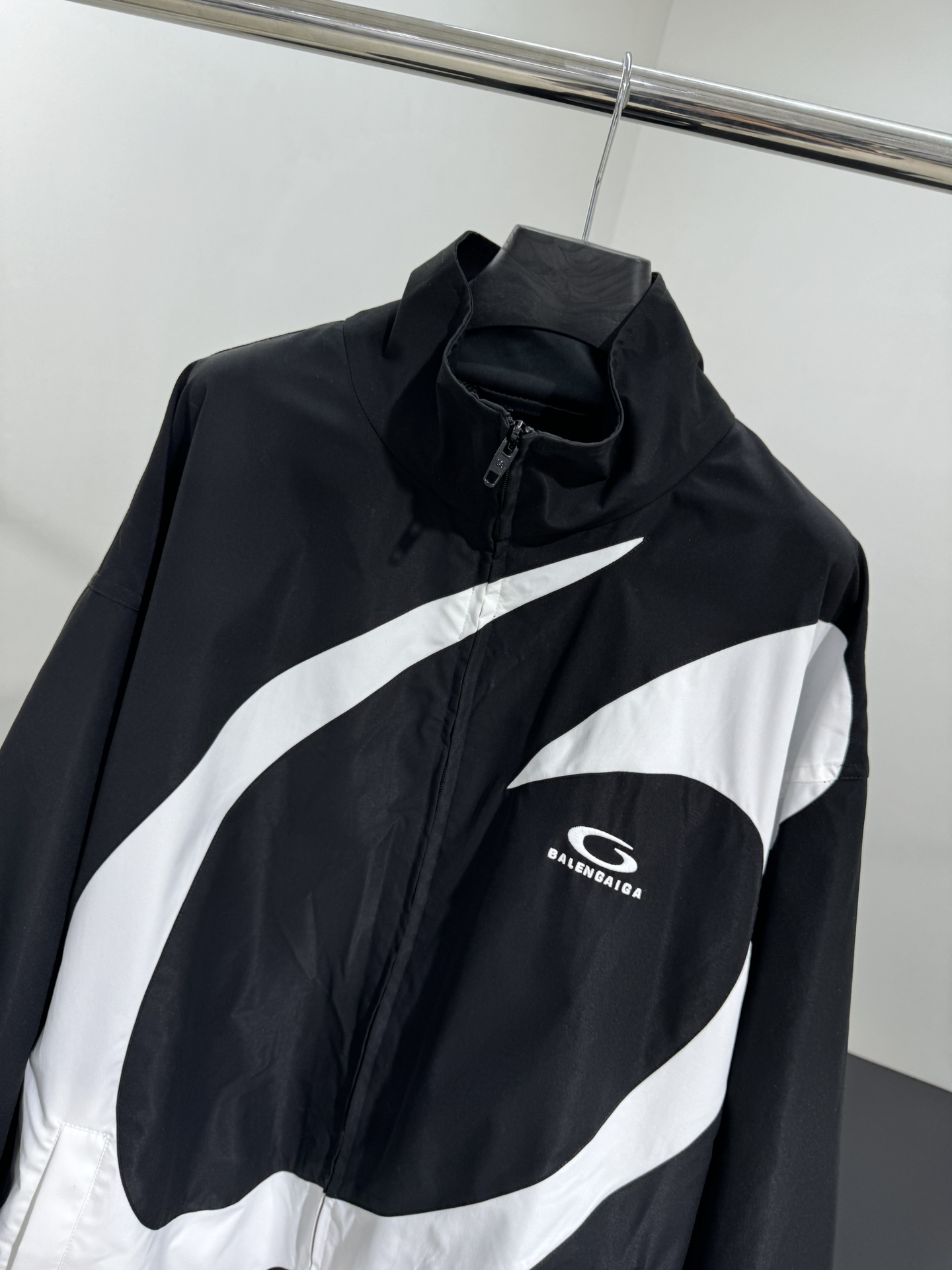 Balenciaga Basketball Series Baggy Sports Jacket: Feminine Suit with Embroidered Art - 图片 2