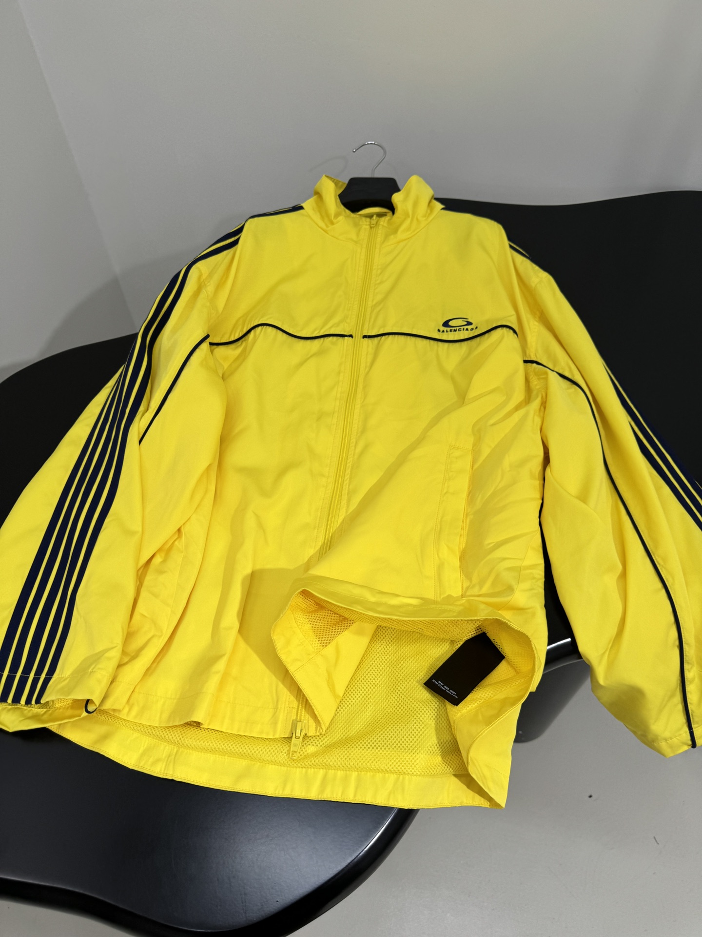 Balenciaga’s New LOP SPORTS ICON Profile Jacket: P960 Women’s Suit Review - 图片 6