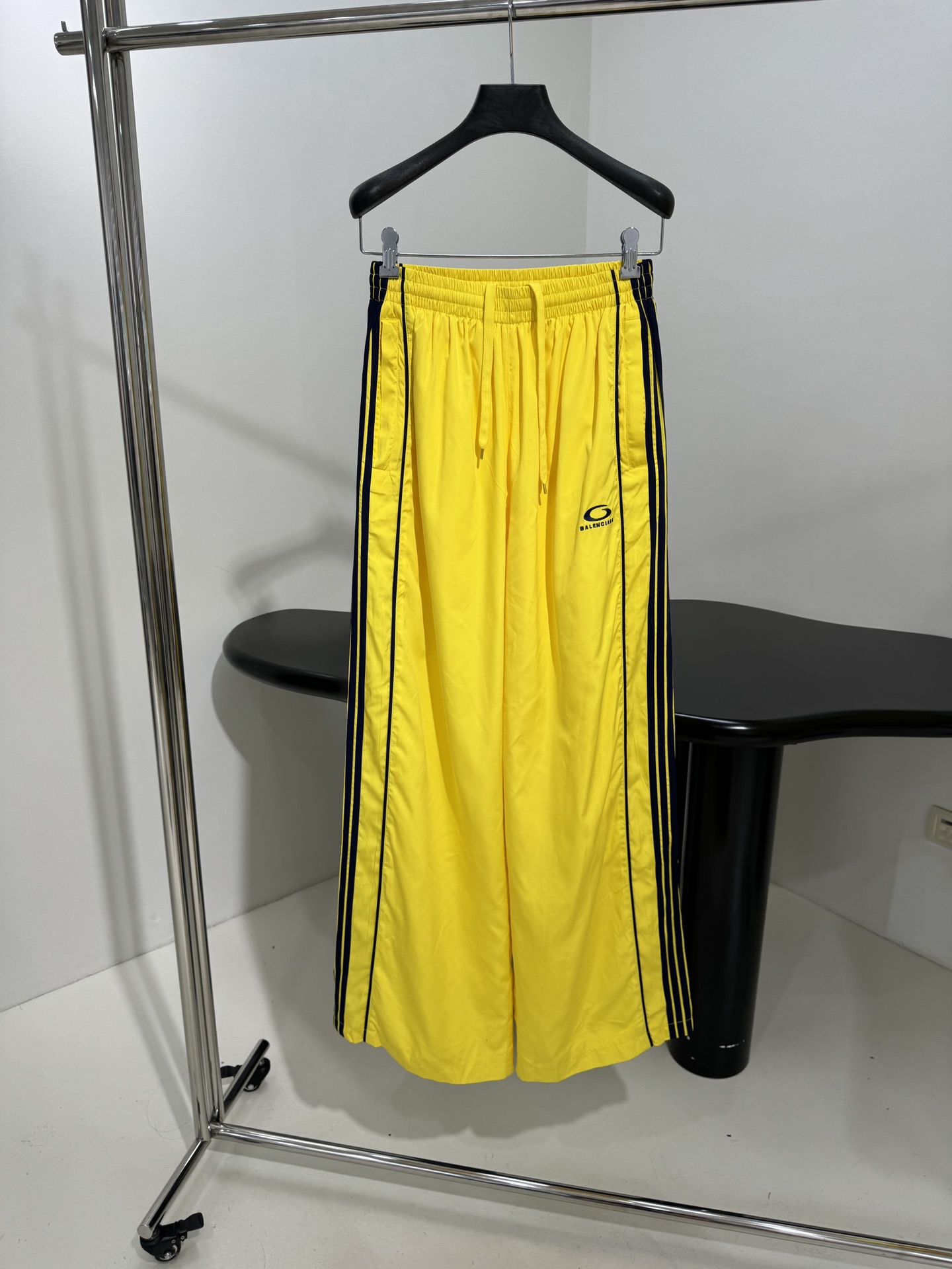 “Custom P768 Female Suit with Balenciaga Sports Pants: Urban Wind Design in Black and Lemon Yellow”