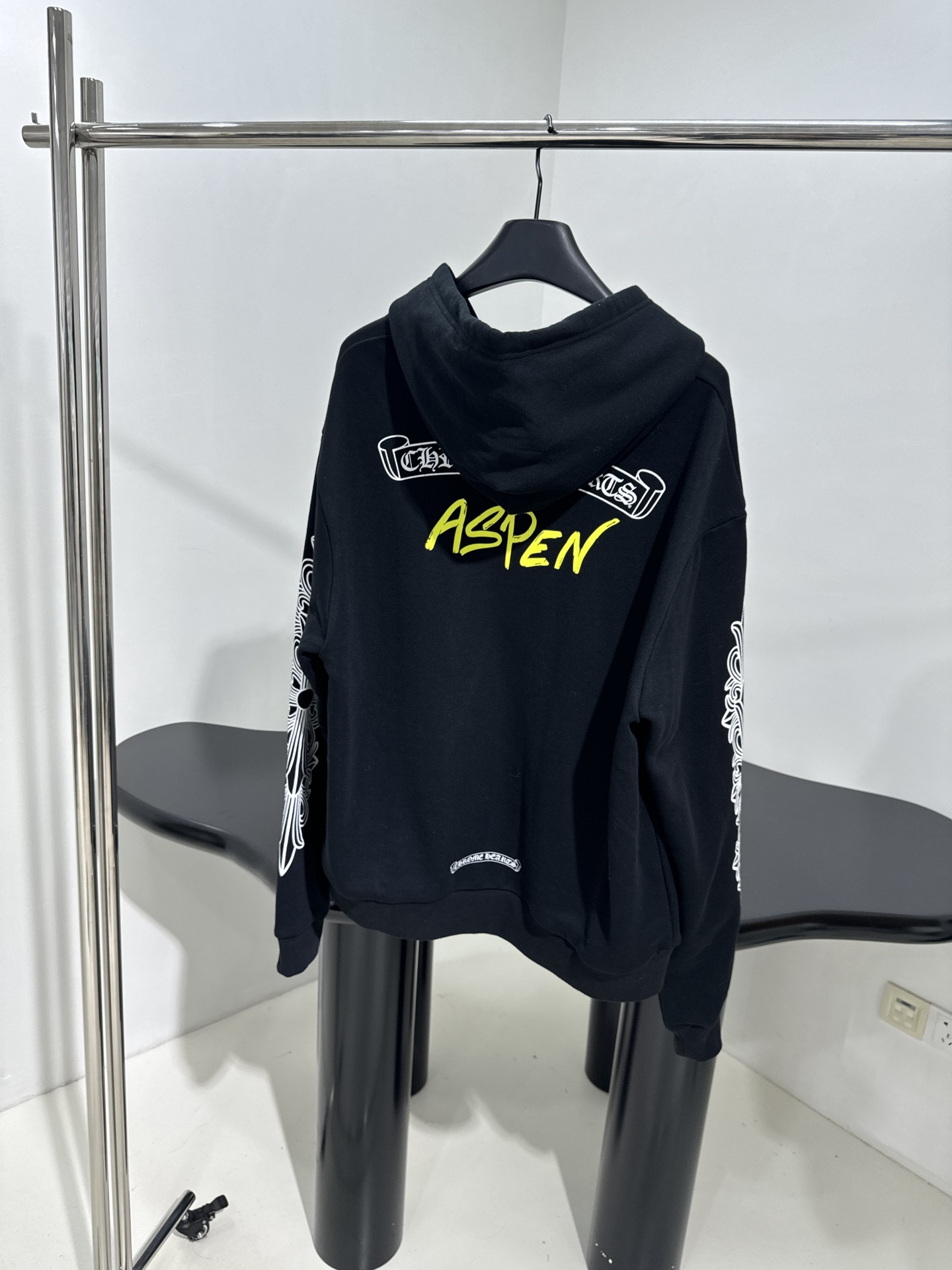 “ChromeHear*25 Women’s Suit: Original Hard-Core Design with Gender Equality in Black” - 图片 3