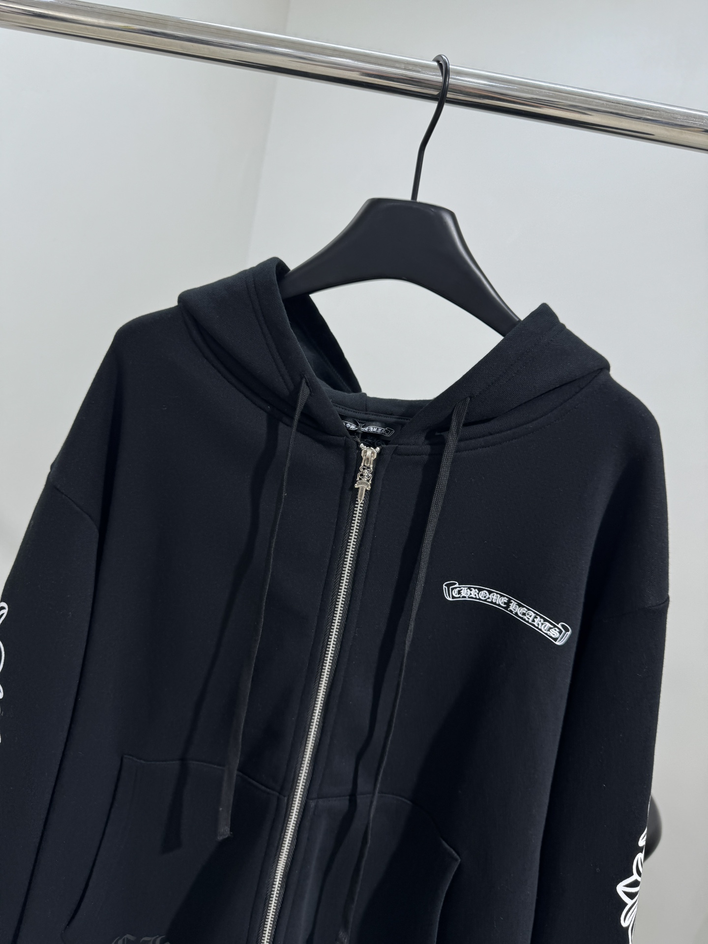 “ChromeHear*25 Women’s Suit: Original Hard-Core Design with Gender Equality in Black” - 图片 2