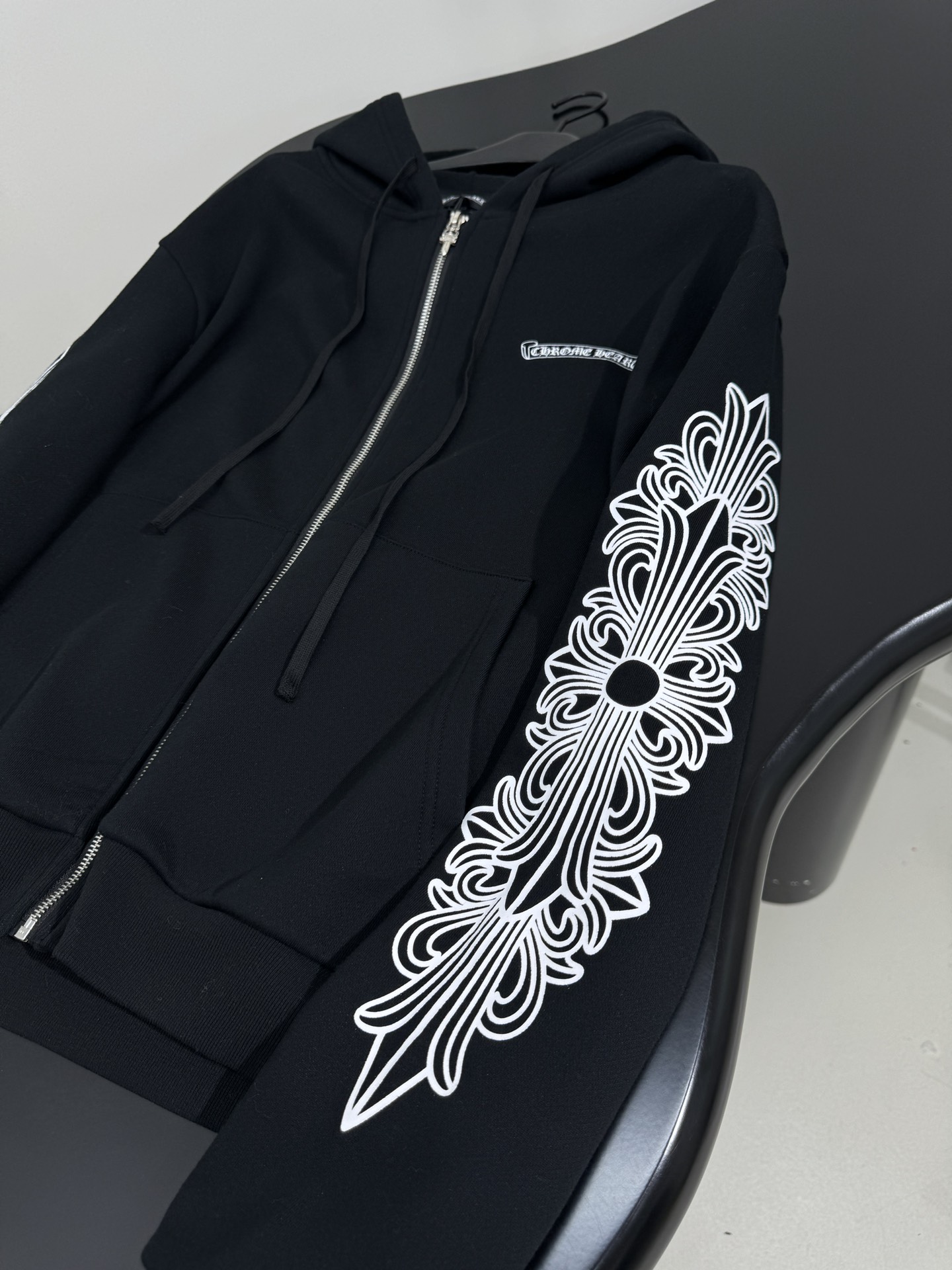 “ChromeHear*25 Women’s Suit: Original Hard-Core Design with Gender Equality in Black” - 图片 5