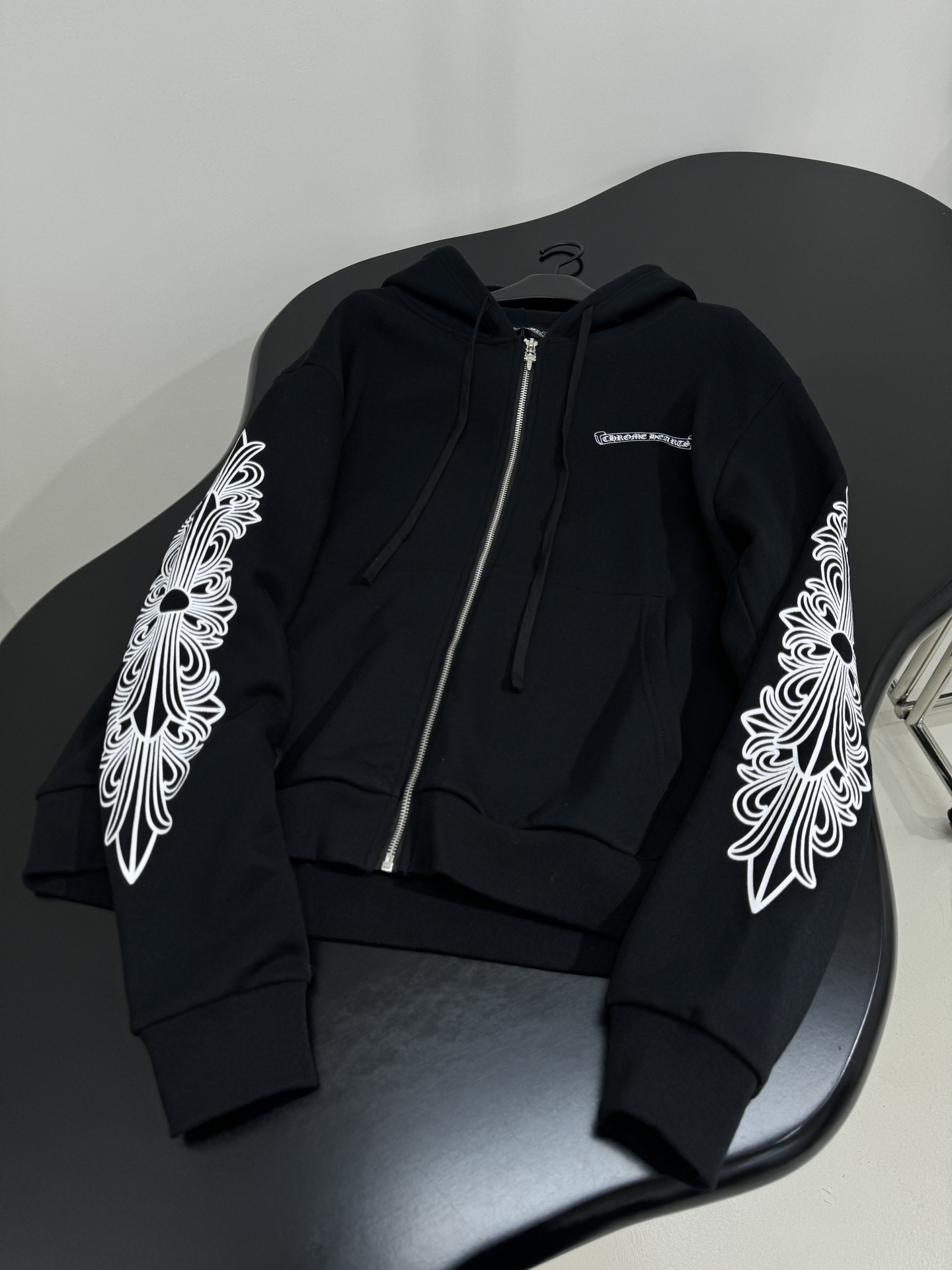 “ChromeHear*25 Women’s Suit: Original Hard-Core Design with Gender Equality in Black” - 图片 4