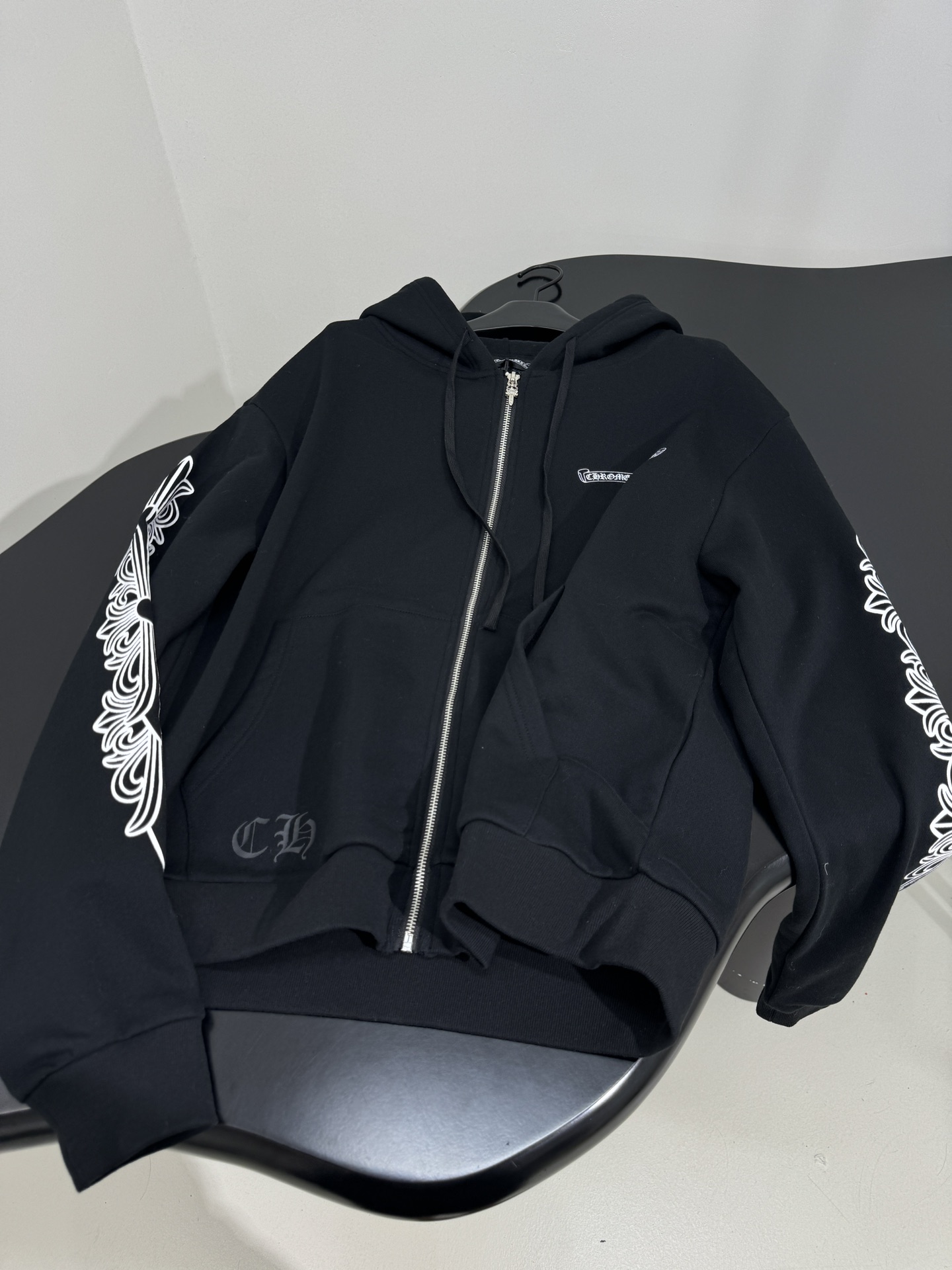 “ChromeHear*25 Women’s Suit: Original Hard-Core Design with Gender Equality in Black” - 图片 6