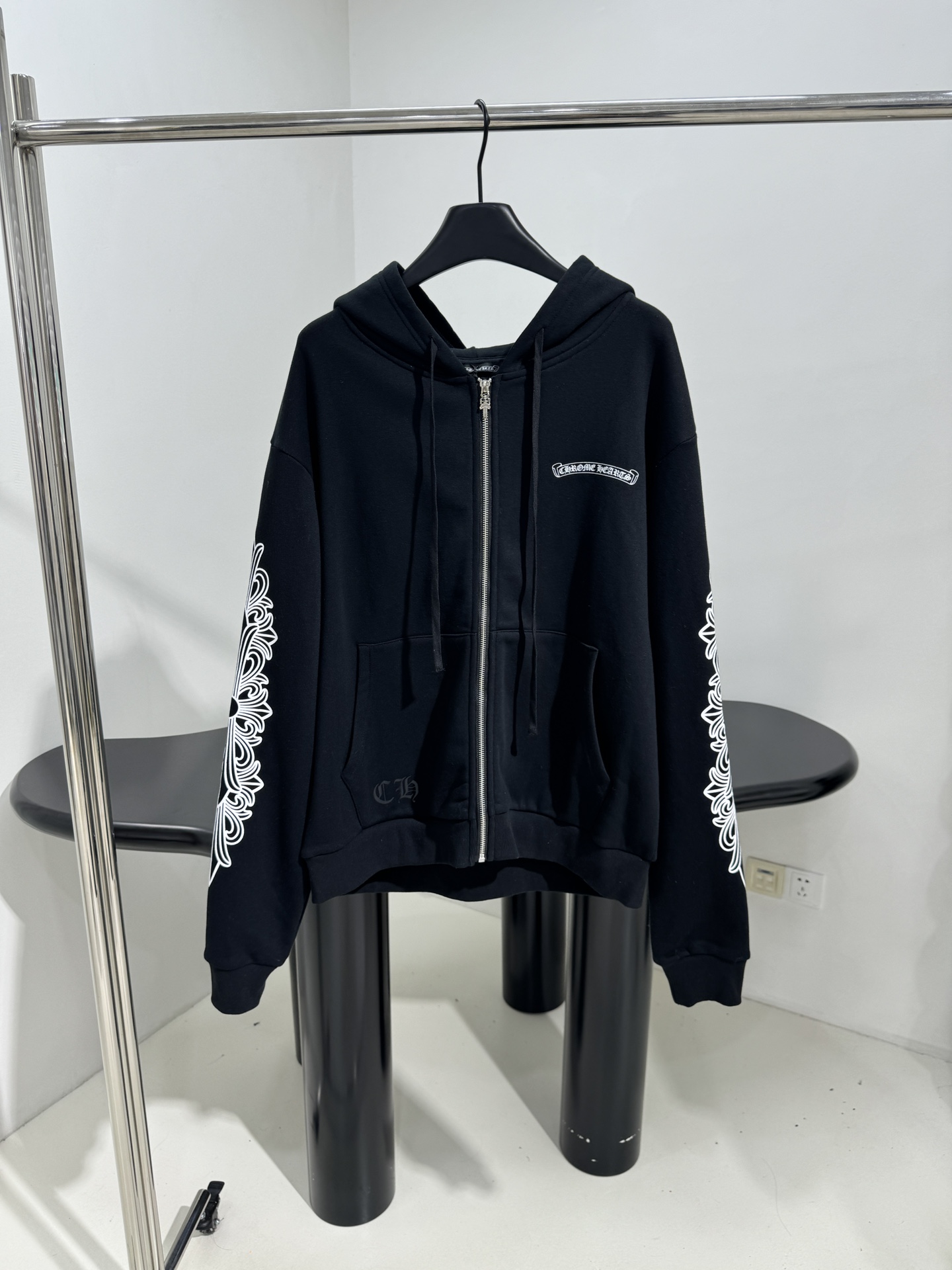 “ChromeHear*25 Women’s Suit: Original Hard-Core Design with Gender Equality in Black” - 图片 1