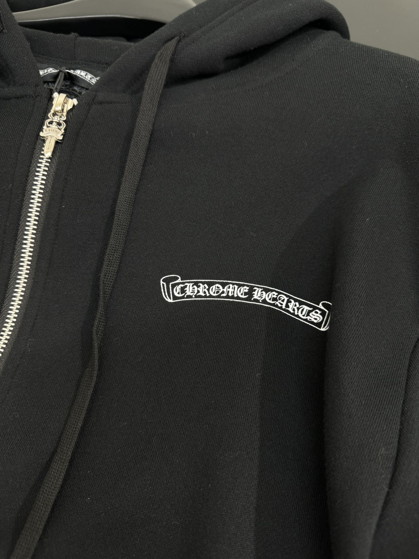 “ChromeHear*25 Women’s Suit: Original Hard-Core Design with Gender Equality in Black” - 图片 7