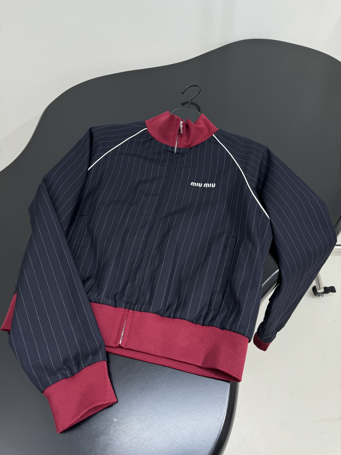 Miu-25 Striped Zipper Shorts: Hardcore Female Suit with Age Reduction Stripe Pattern - 图片 3