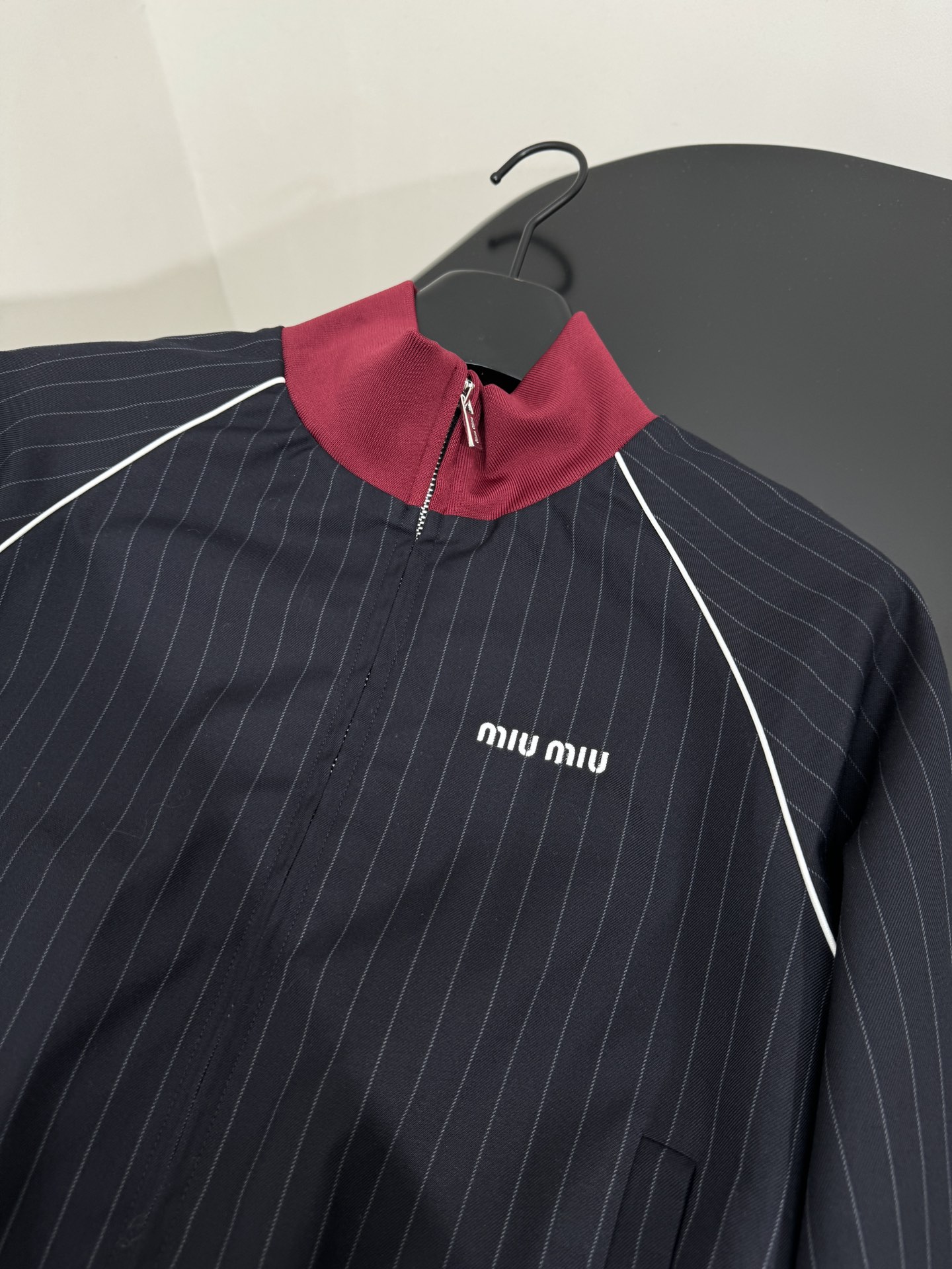 Miu-25 Striped Zipper Shorts: Hardcore Female Suit with Age Reduction Stripe Pattern - 图片 4