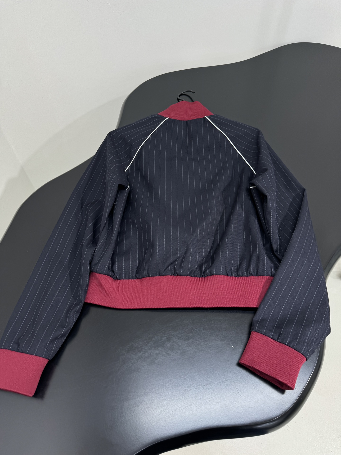 Miu-25 Striped Zipper Shorts: Hardcore Female Suit with Age Reduction Stripe Pattern - 图片 5
