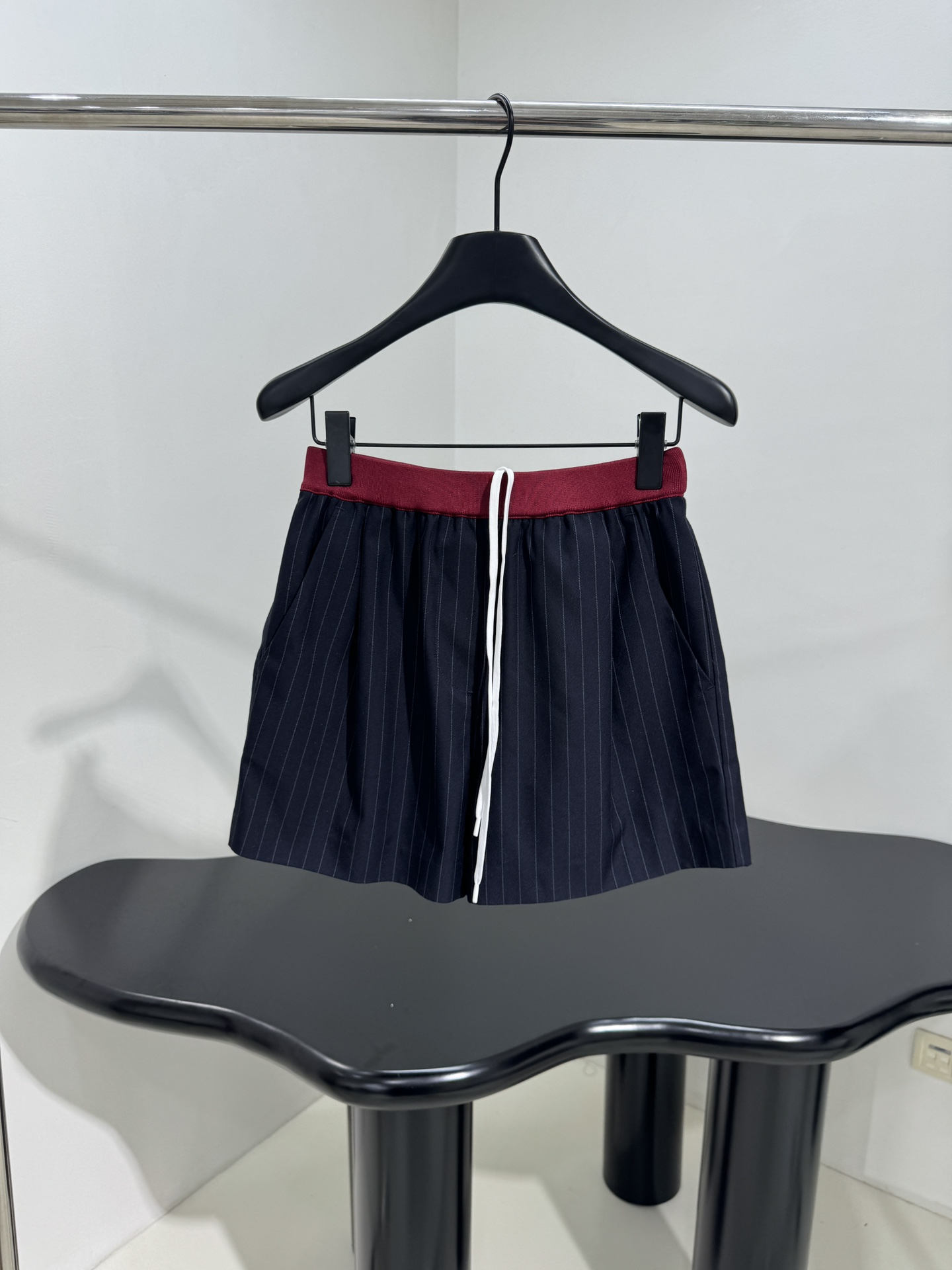 Miu-25 Striped Zipper Shorts: Hardcore Female Suit with Age Reduction Stripe Pattern - 图片 6