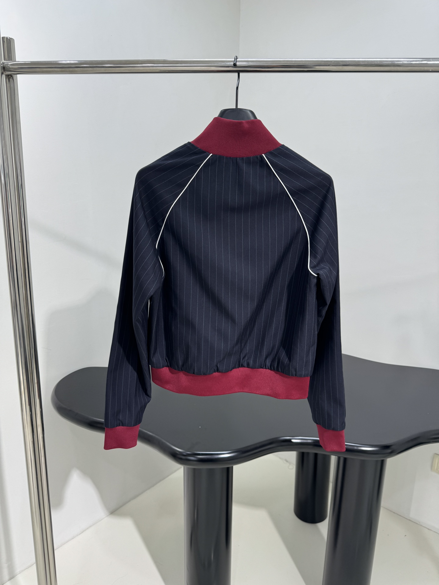 Miu-25 Striped Zipper Shorts: Hardcore Female Suit with Age Reduction Stripe Pattern - 图片 2