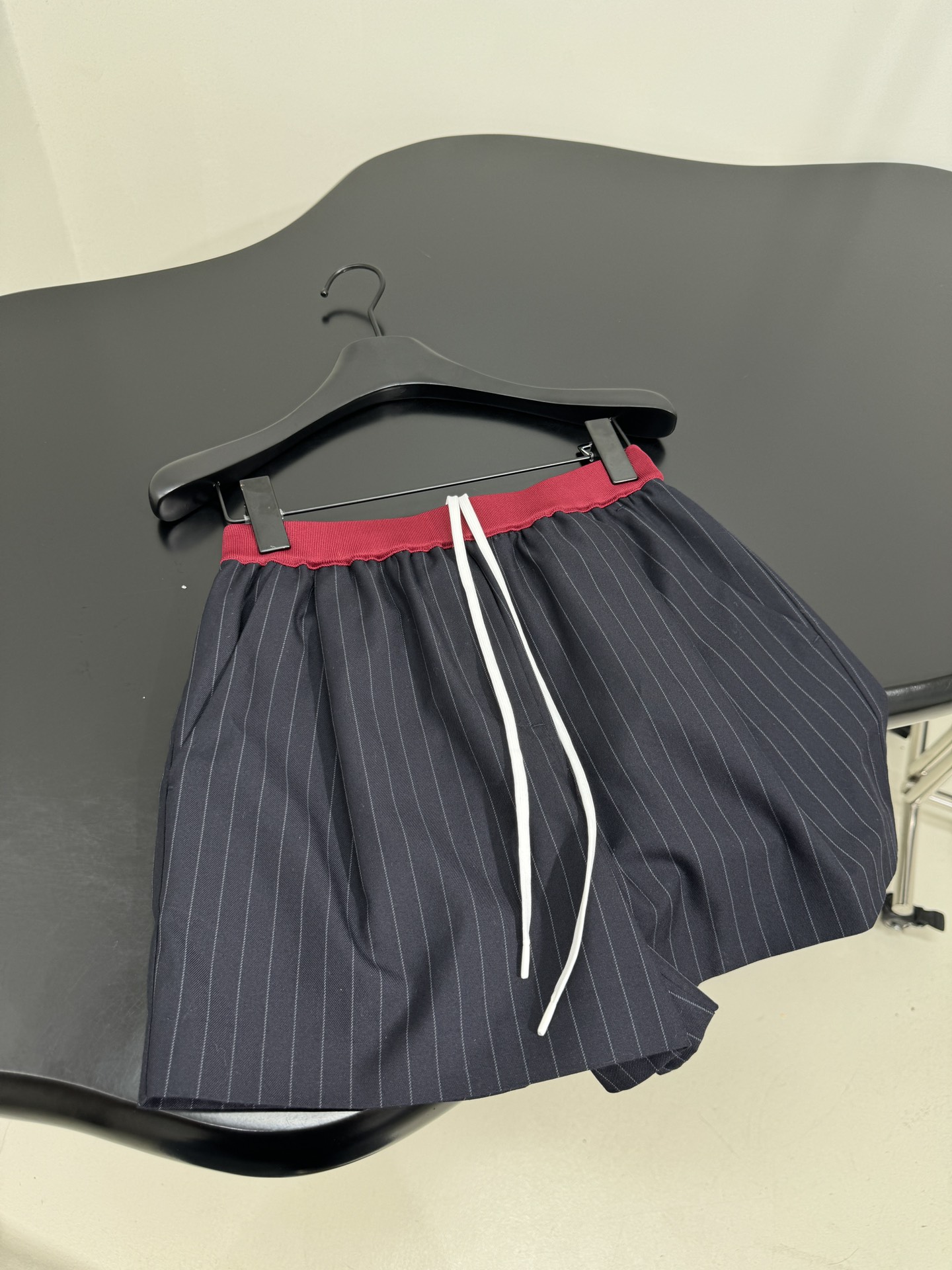 Miu-25 Striped Zipper Shorts: Hardcore Female Suit with Age Reduction Stripe Pattern - 图片 8