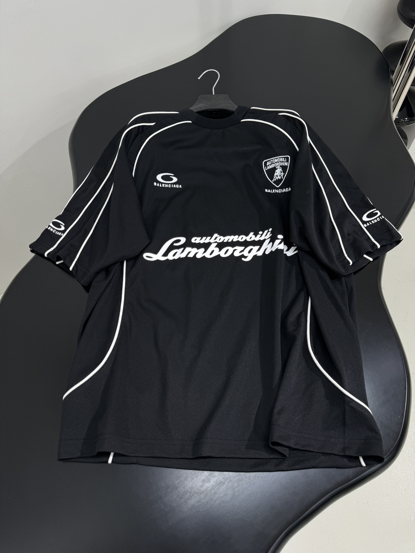 “Autombili Lamborghini Women’s Suit with Retro Alcophagus Fabric Shorts – Black, Size S/M/L” - 图片 3