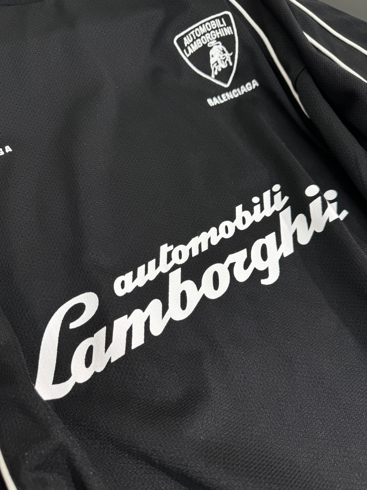 “Autombili Lamborghini Women’s Suit with Retro Alcophagus Fabric Shorts – Black, Size S/M/L” - 图片 4