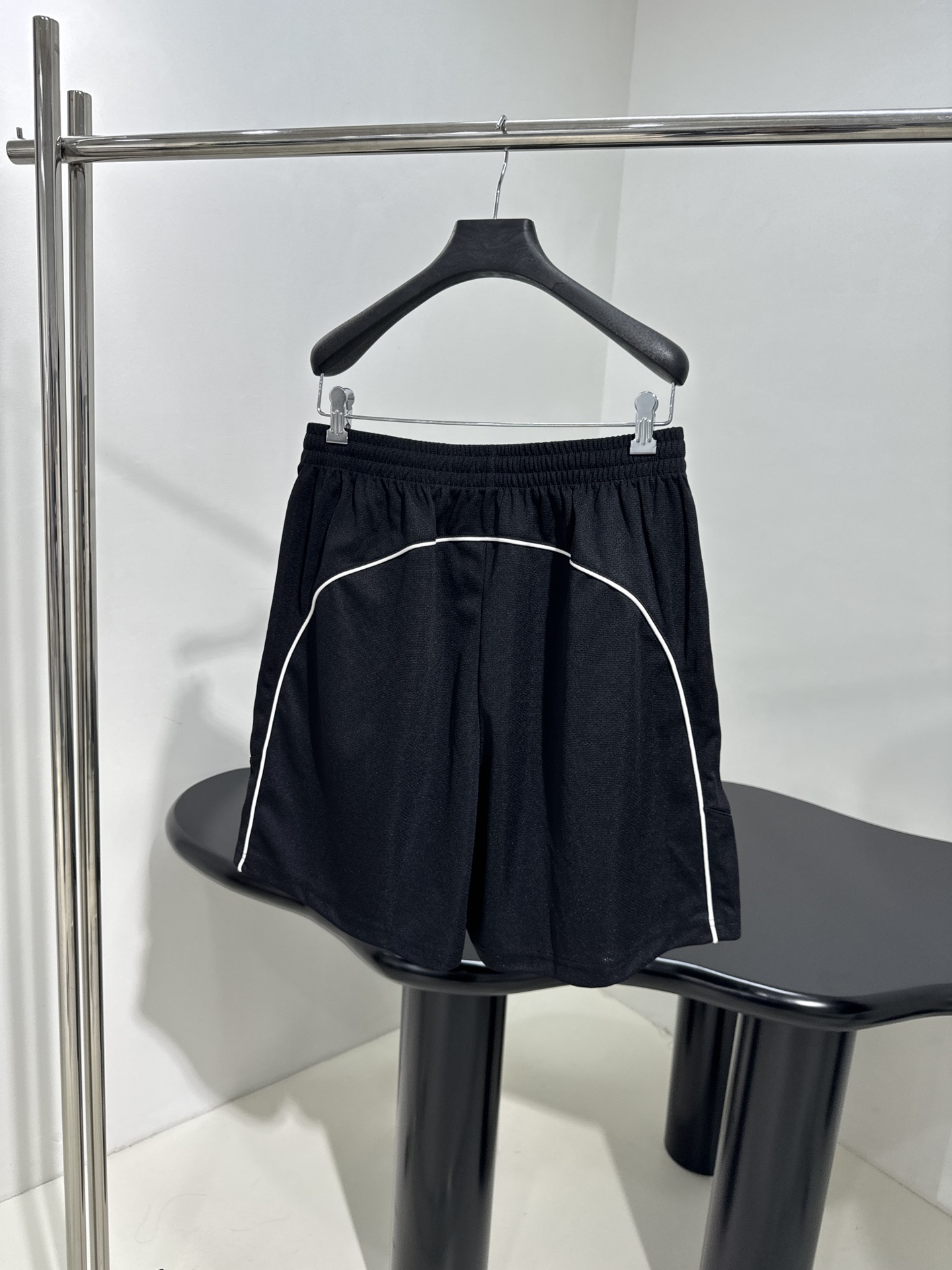 “Autombili Lamborghini Women’s Suit with Retro Alcophagus Fabric Shorts – Black, Size S/M/L” - 图片 7