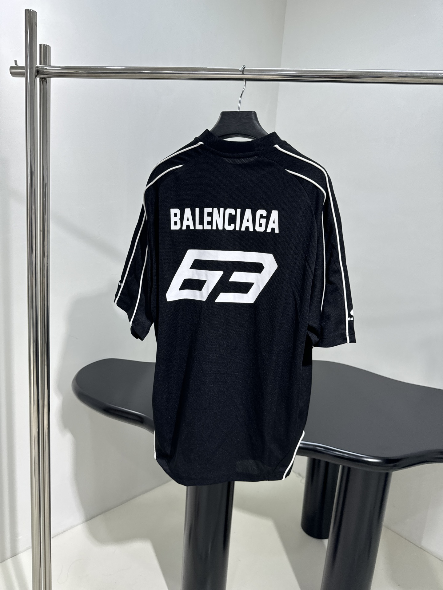 “Autombili Lamborghini Women’s Suit with Retro Alcophagus Fabric Shorts – Black, Size S/M/L” - 图片 2