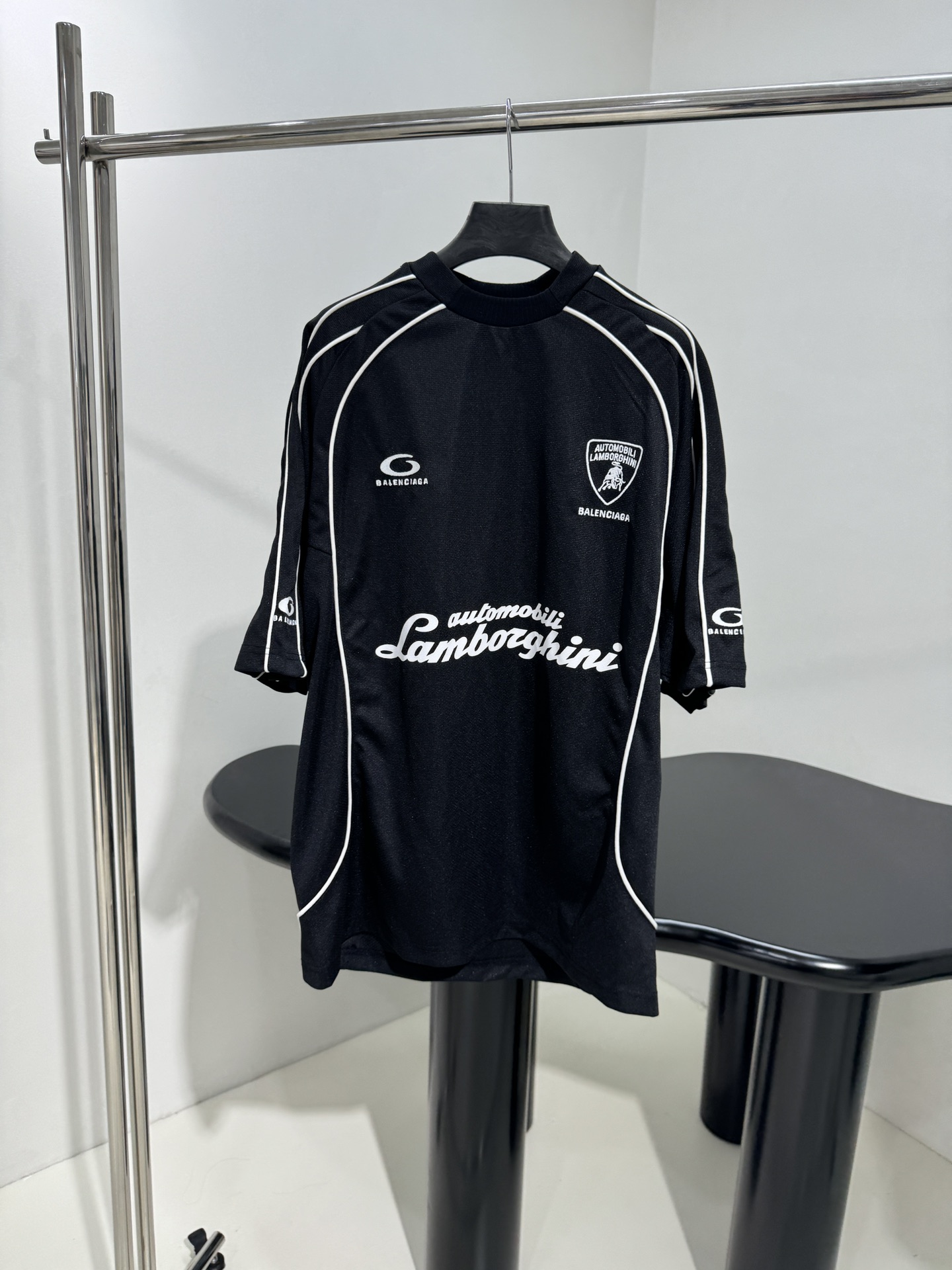 “Autombili Lamborghini Women’s Suit with Retro Alcophagus Fabric Shorts – Black, Size S/M/L” - 图片 1