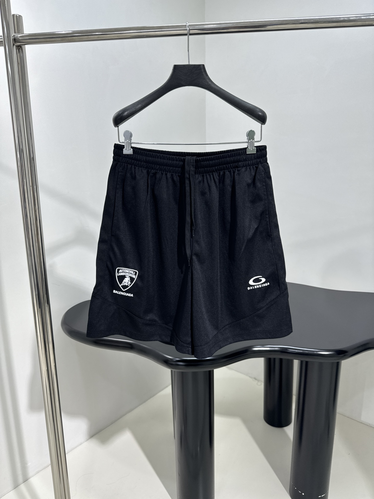 “Autombili Lamborghini Women’s Suit with Retro Alcophagus Fabric Shorts – Black, Size S/M/L” - 图片 6