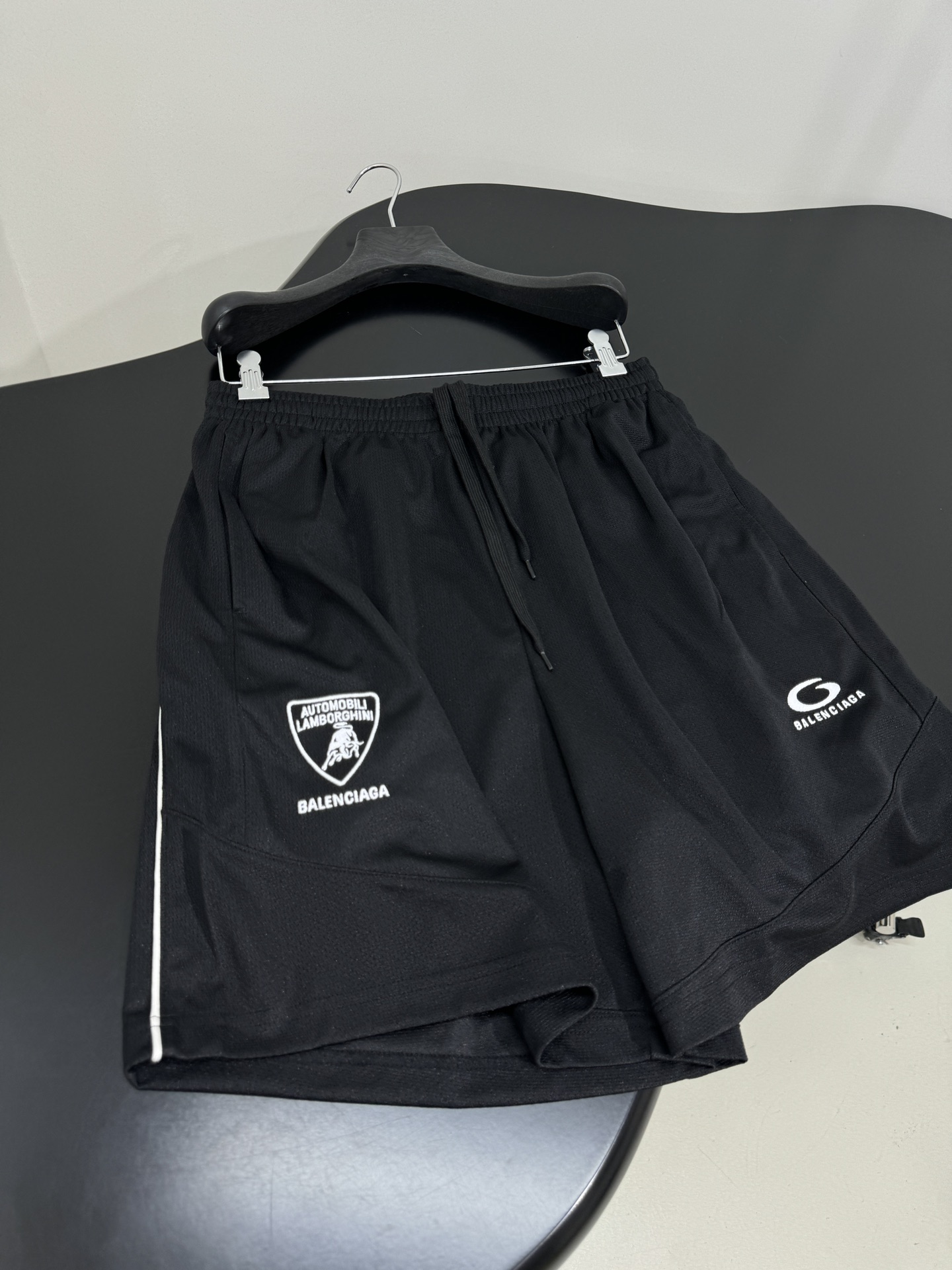 “Autombili Lamborghini Women’s Suit with Retro Alcophagus Fabric Shorts – Black, Size S/M/L” - 图片 8