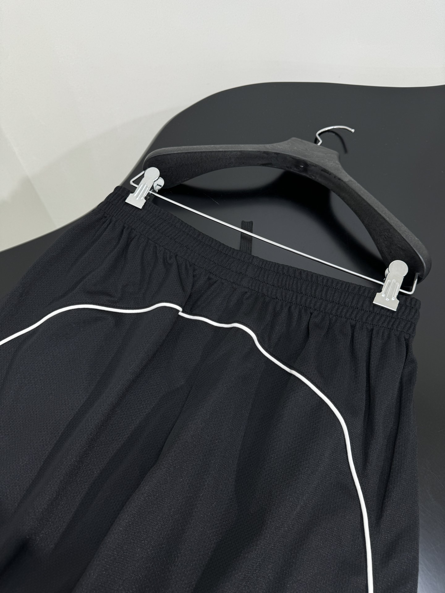 “Autombili Lamborghini Women’s Suit with Retro Alcophagus Fabric Shorts – Black, Size S/M/L” - 图片 9