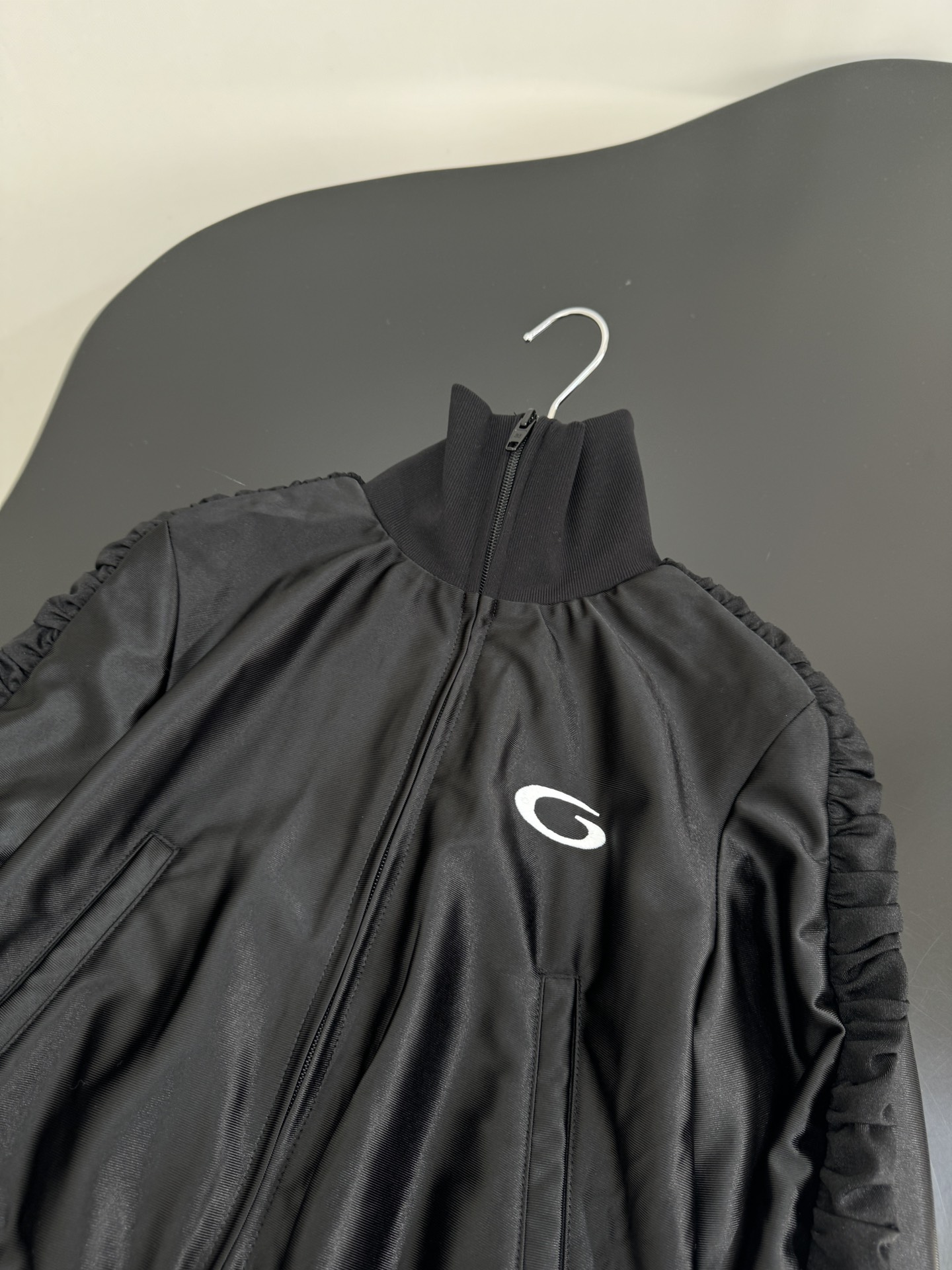Balenciaga Fitted Tracksuit: Custom Flash-Lined Fabric, Iconic Boobs Embroidery, Gender Equality - 图片 6