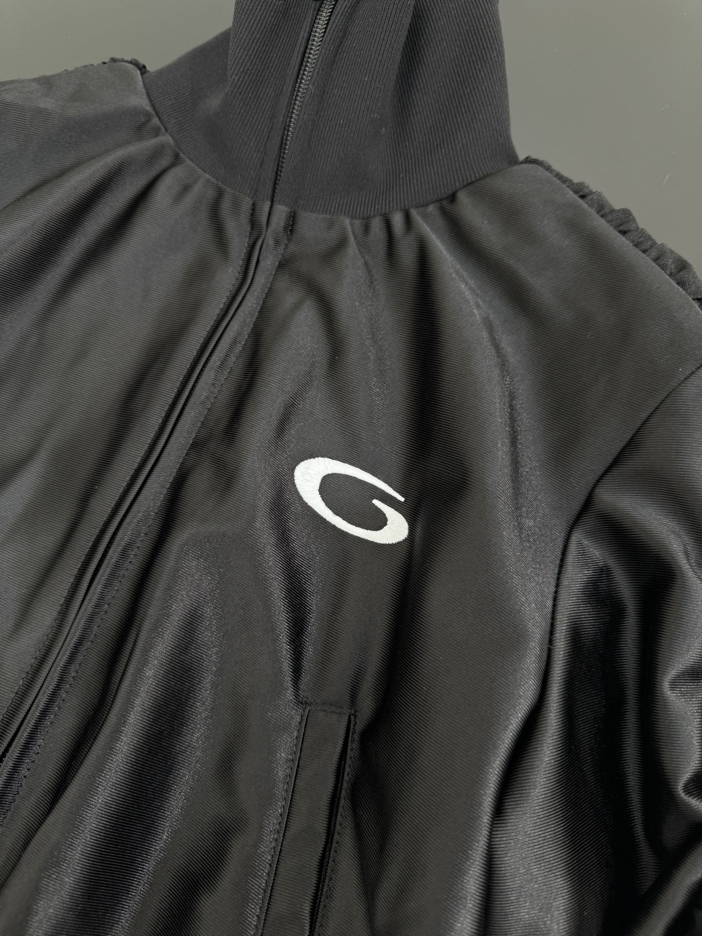 Balenciaga Fitted Tracksuit: Custom Flash-Lined Fabric, Iconic Boobs Embroidery, Gender Equality - 图片 9