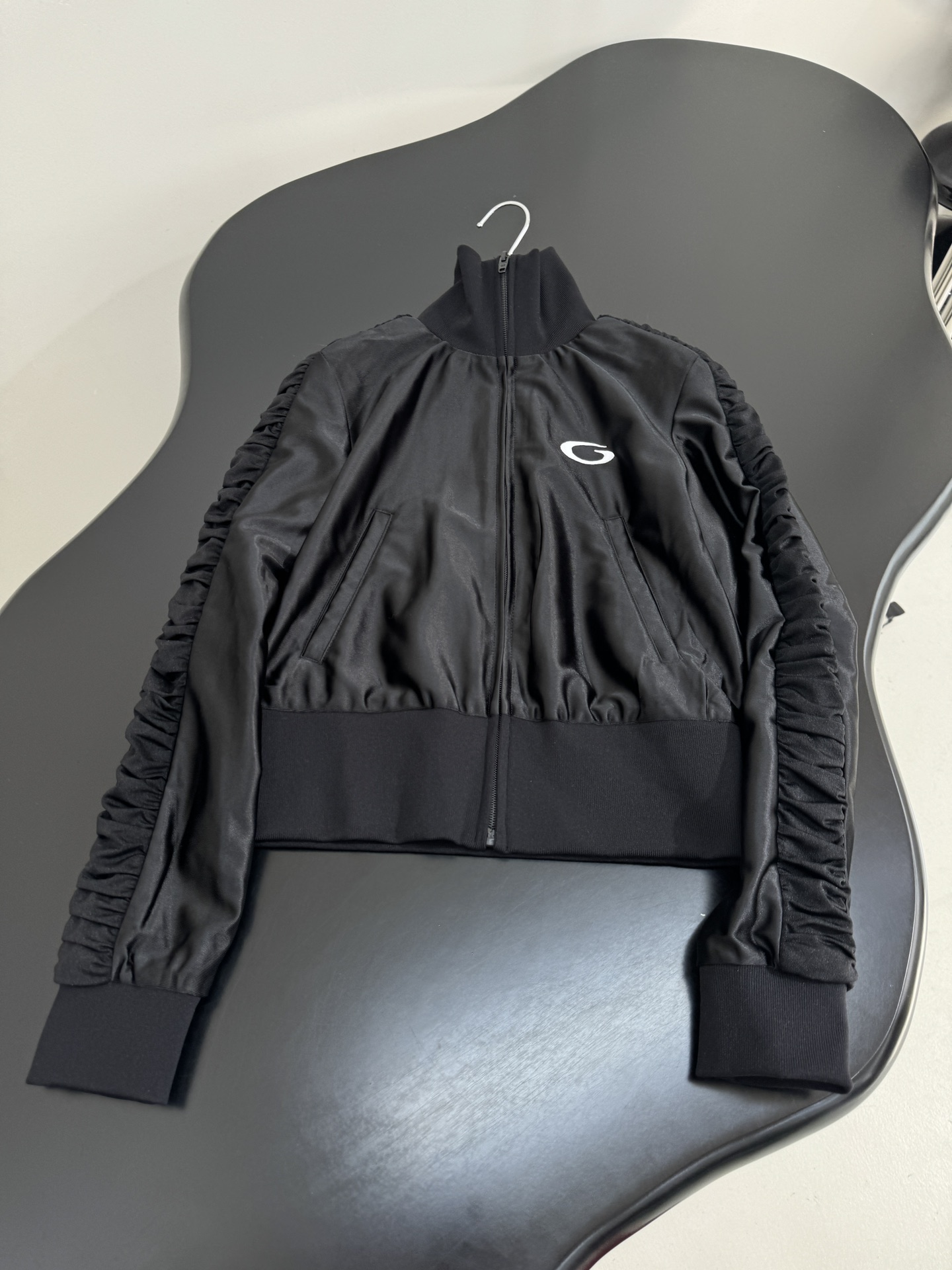 Balenciaga Fitted Tracksuit: Custom Flash-Lined Fabric, Iconic Boobs Embroidery, Gender Equality - 图片 4