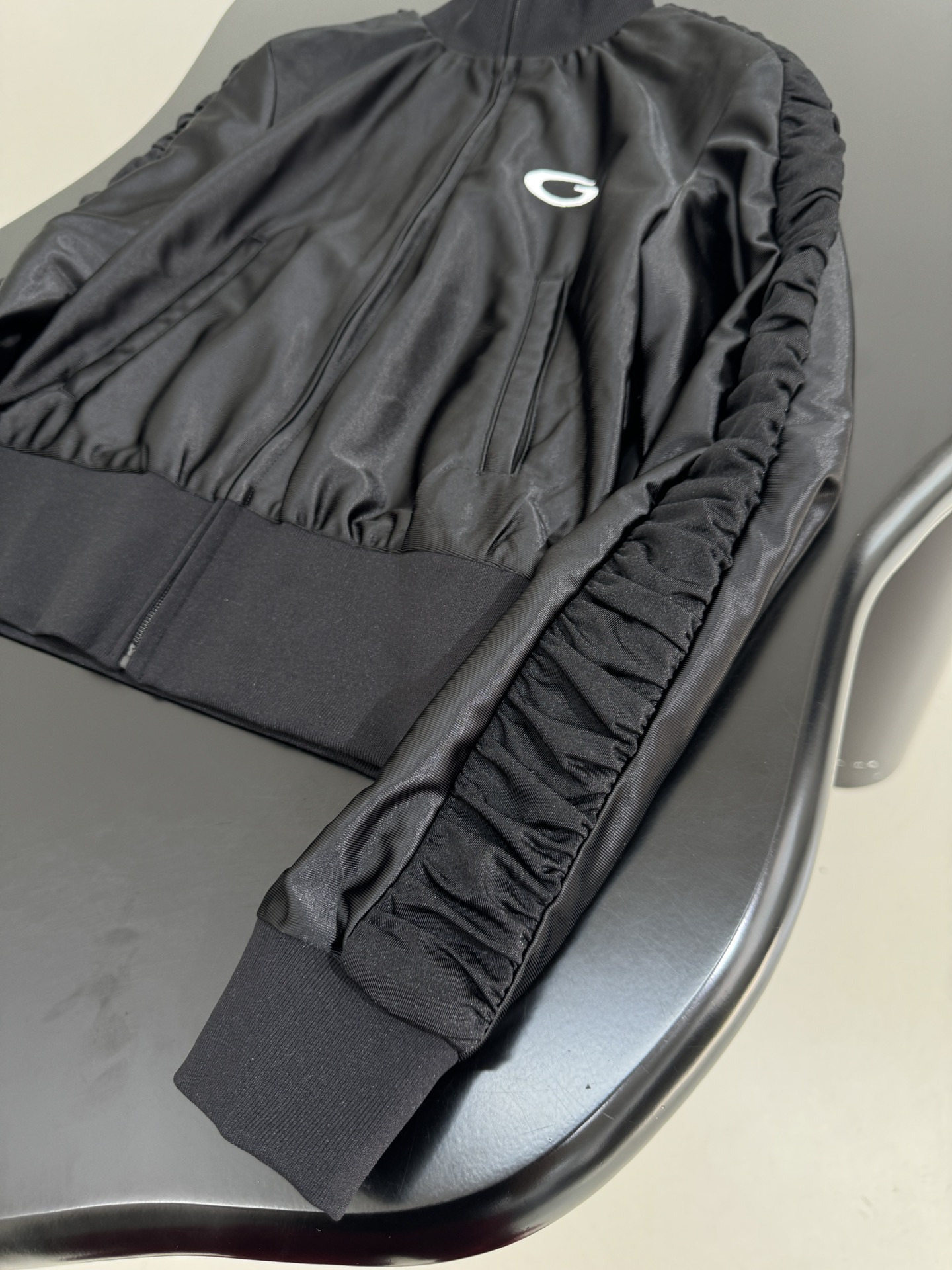 Balenciaga Fitted Tracksuit: Custom Flash-Lined Fabric, Iconic Boobs Embroidery, Gender Equality - 图片 5