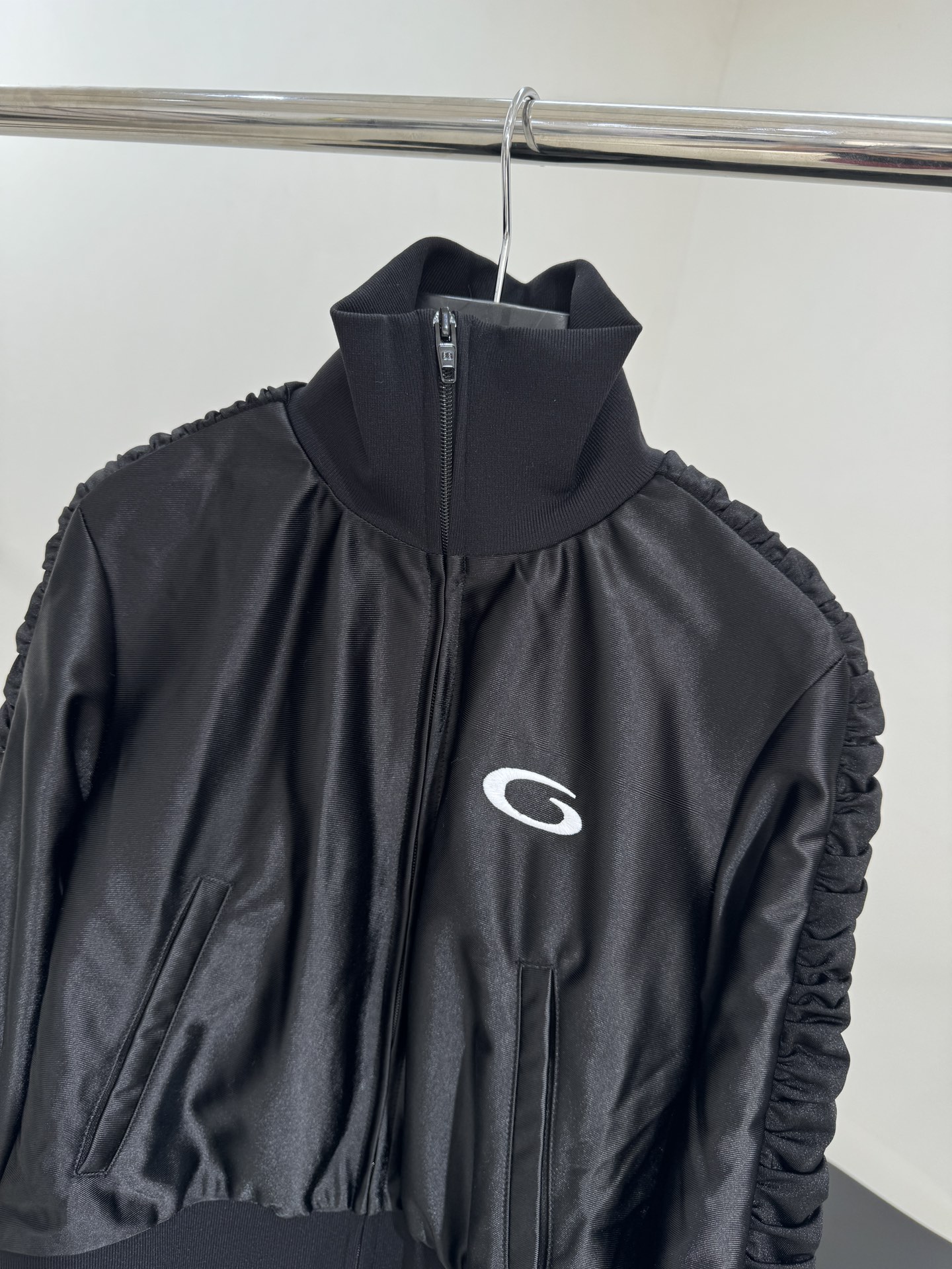Balenciaga Fitted Tracksuit: Custom Flash-Lined Fabric, Iconic Boobs Embroidery, Gender Equality - 图片 2