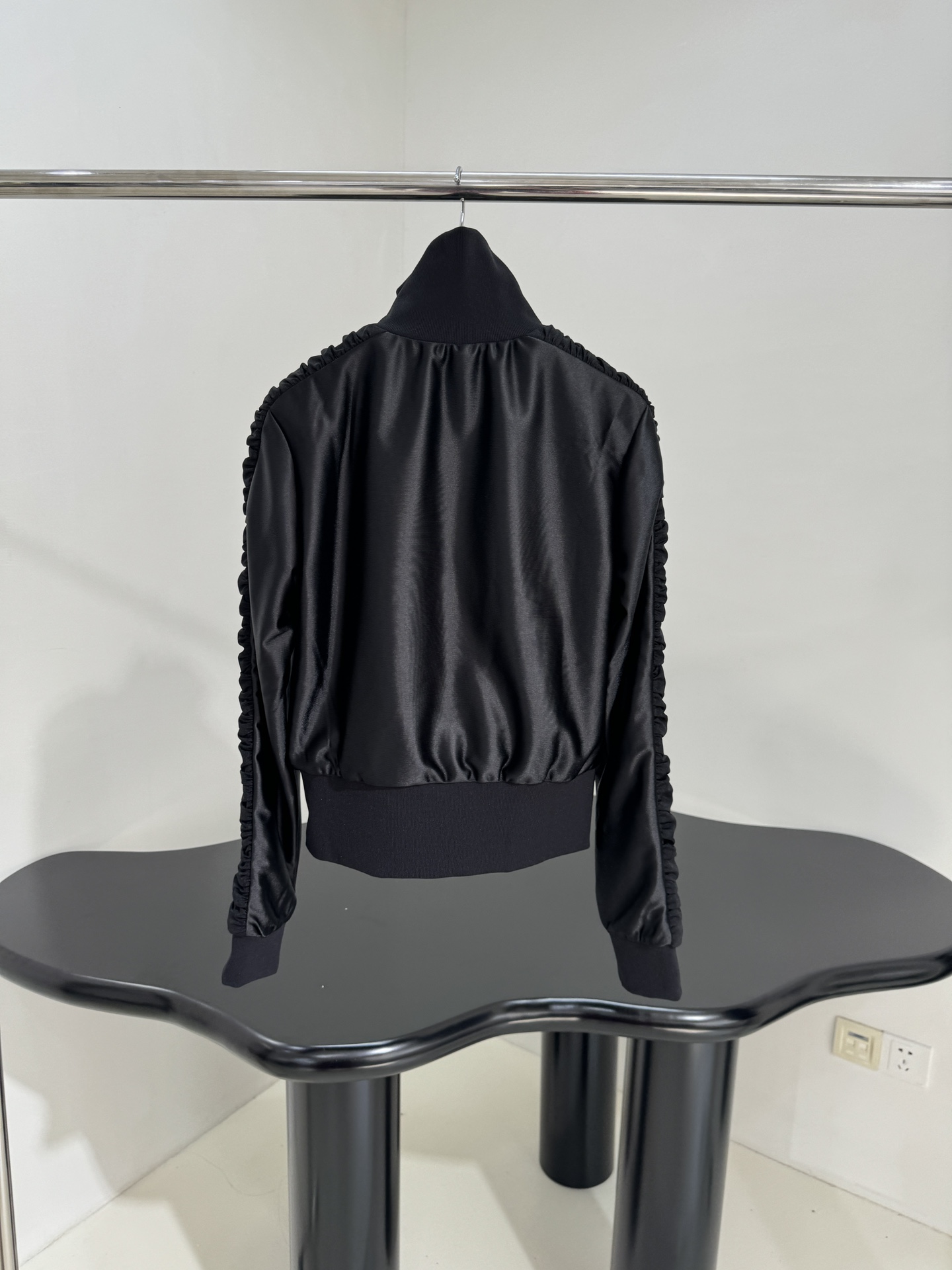 Balenciaga Fitted Tracksuit: Custom Flash-Lined Fabric, Iconic Boobs Embroidery, Gender Equality - 图片 3