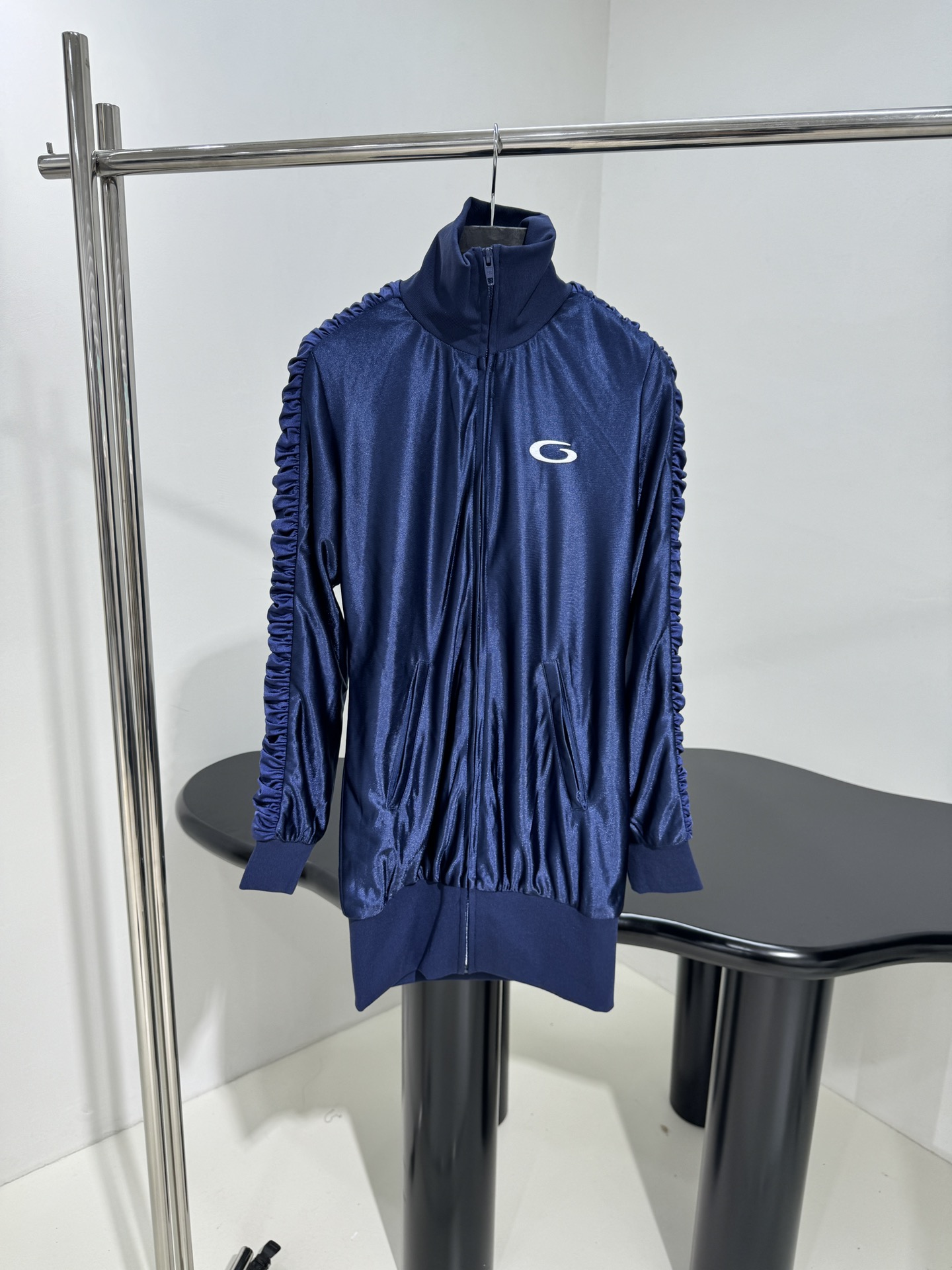 Balenciaga Fitted Tracksuit: Original Hardcore Female Dress with Customized Design - 图片 1