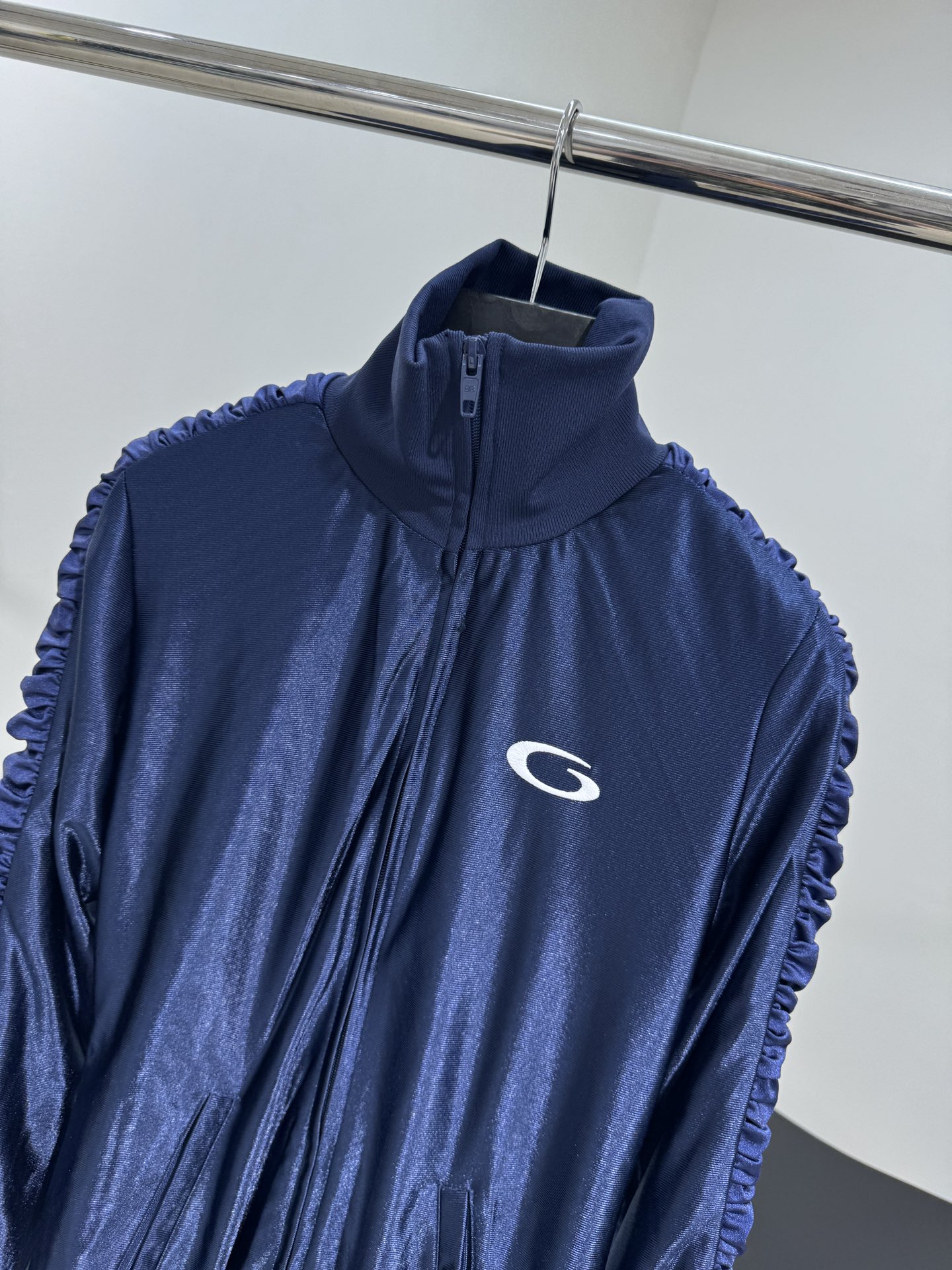 Balenciaga Fitted Tracksuit: Original Hardcore Female Dress with Customized Design - 图片 2