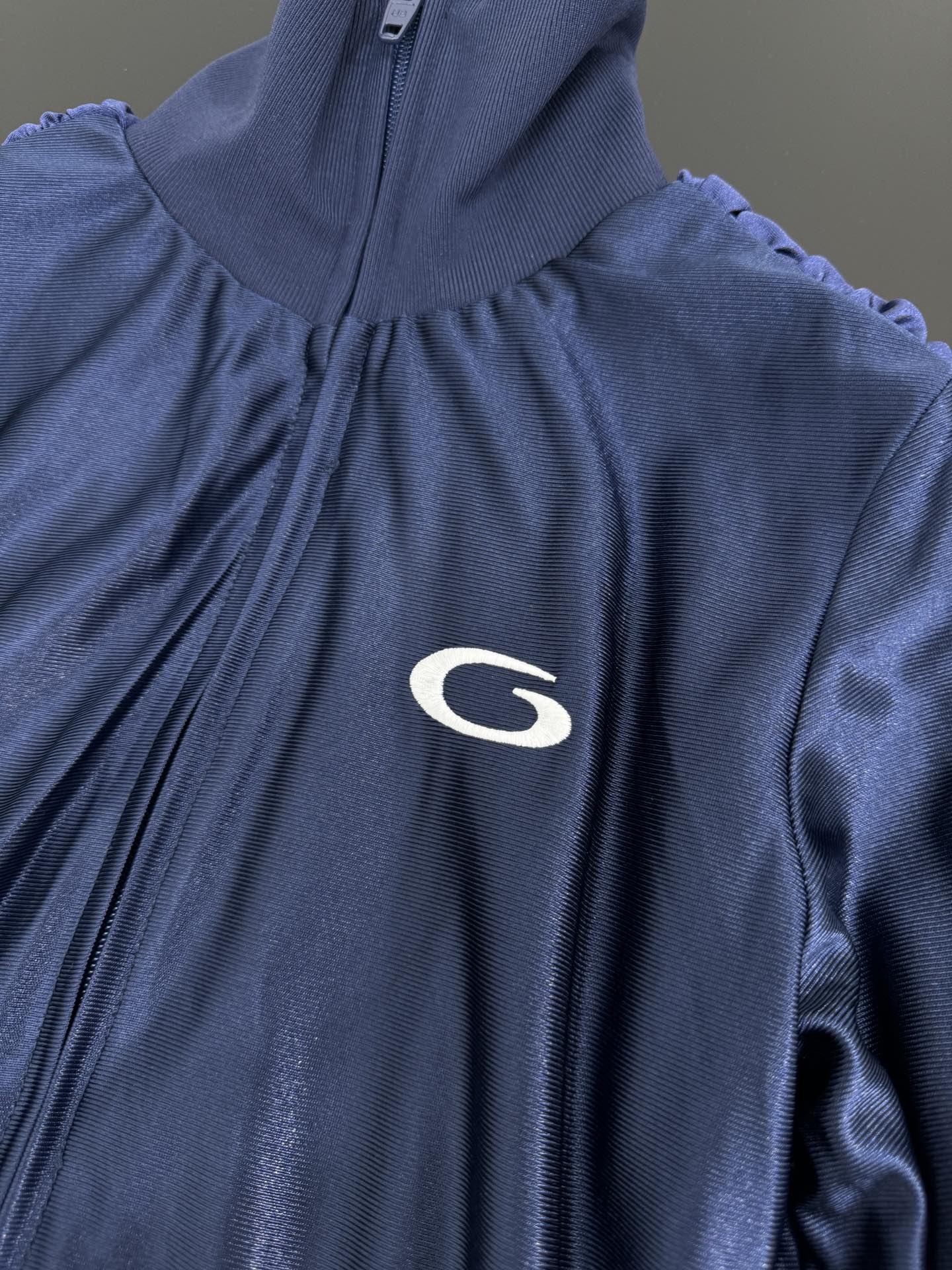 Balenciaga Fitted Tracksuit: Original Hardcore Female Dress with Customized Design - 图片 8