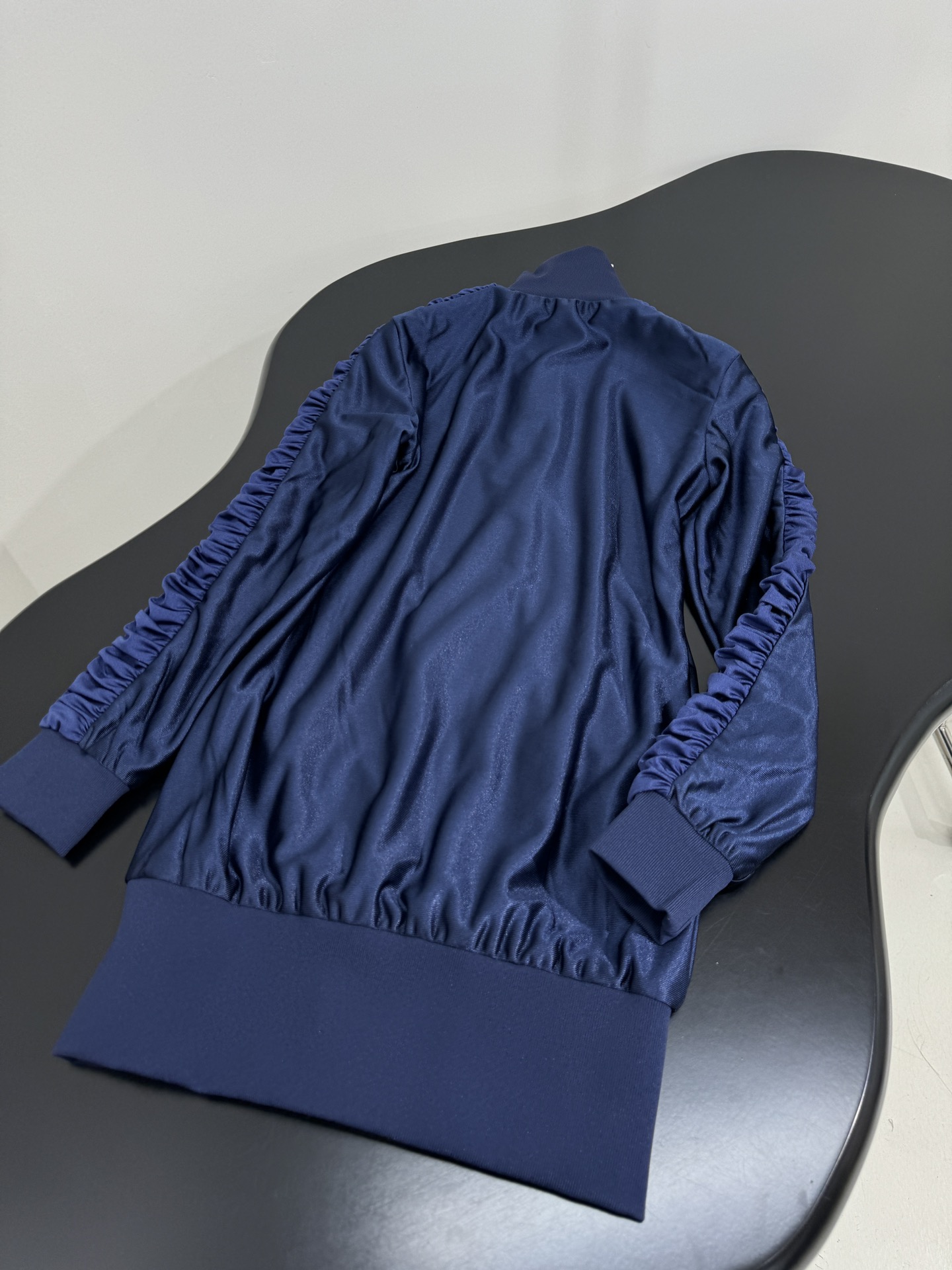 Balenciaga Fitted Tracksuit: Original Hardcore Female Dress with Customized Design - 图片 9