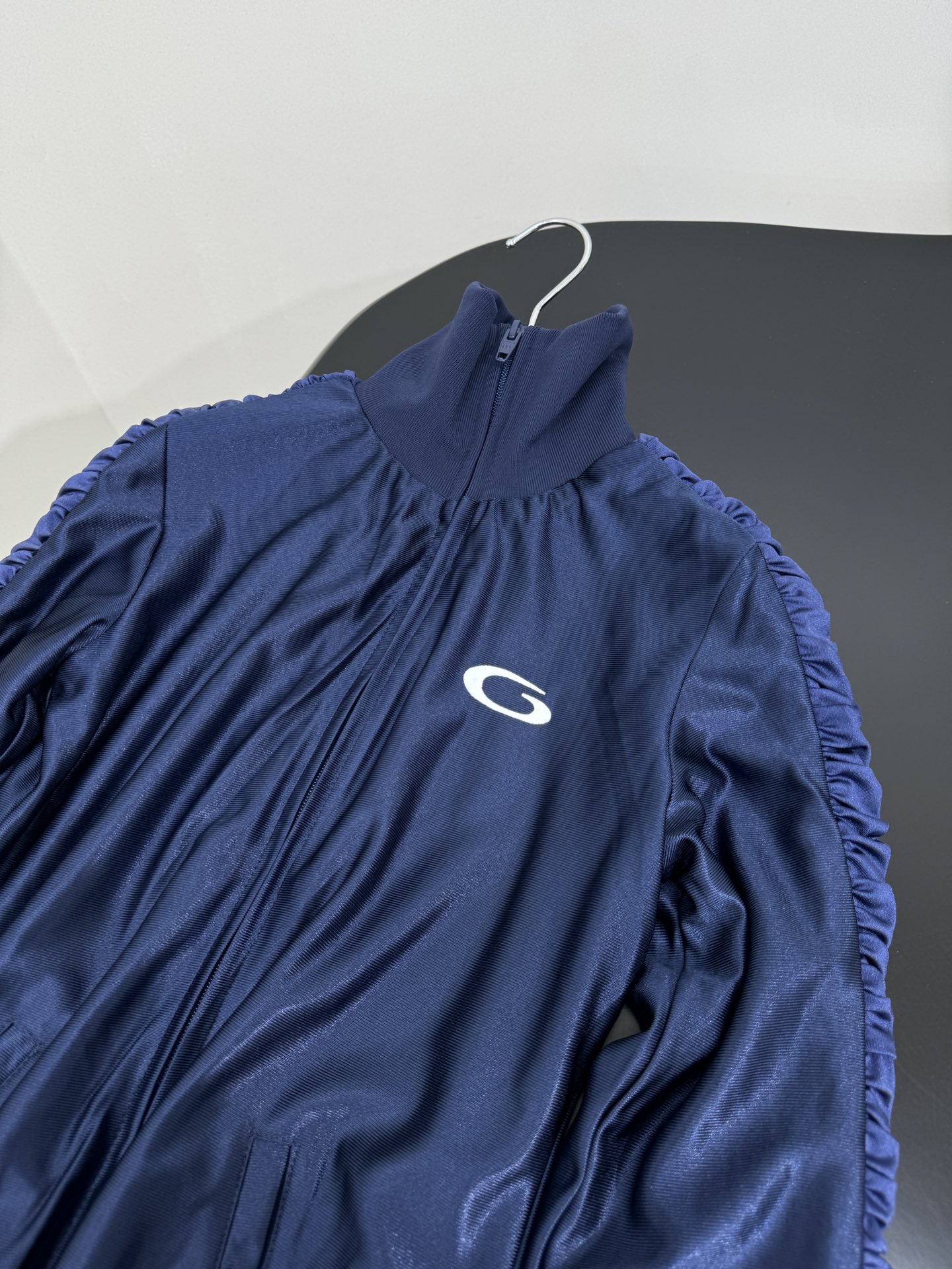 Balenciaga Fitted Tracksuit: Original Hardcore Female Dress with Customized Design - 图片 6