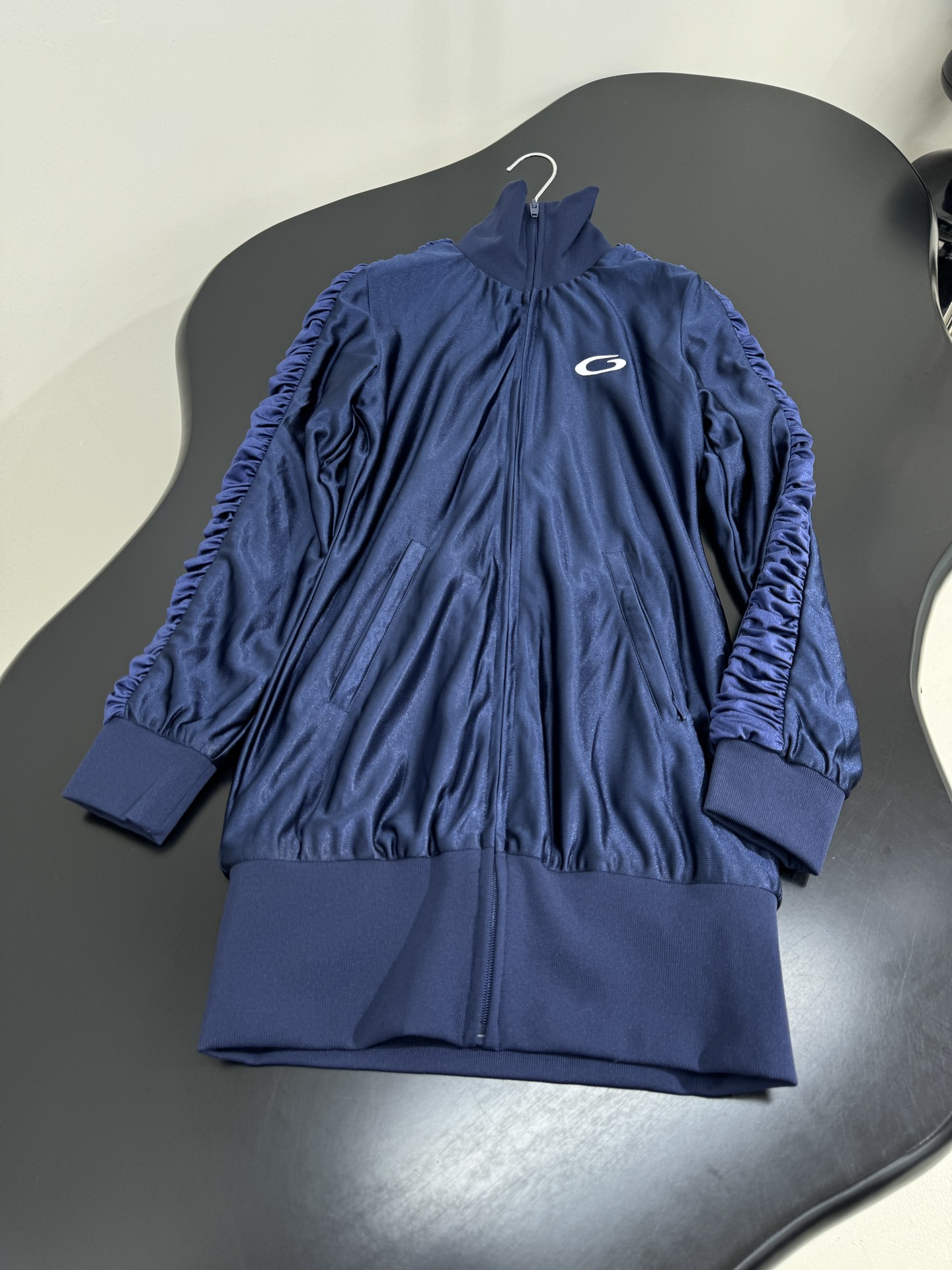 Balenciaga Fitted Tracksuit: Original Hardcore Female Dress with Customized Design - 图片 4