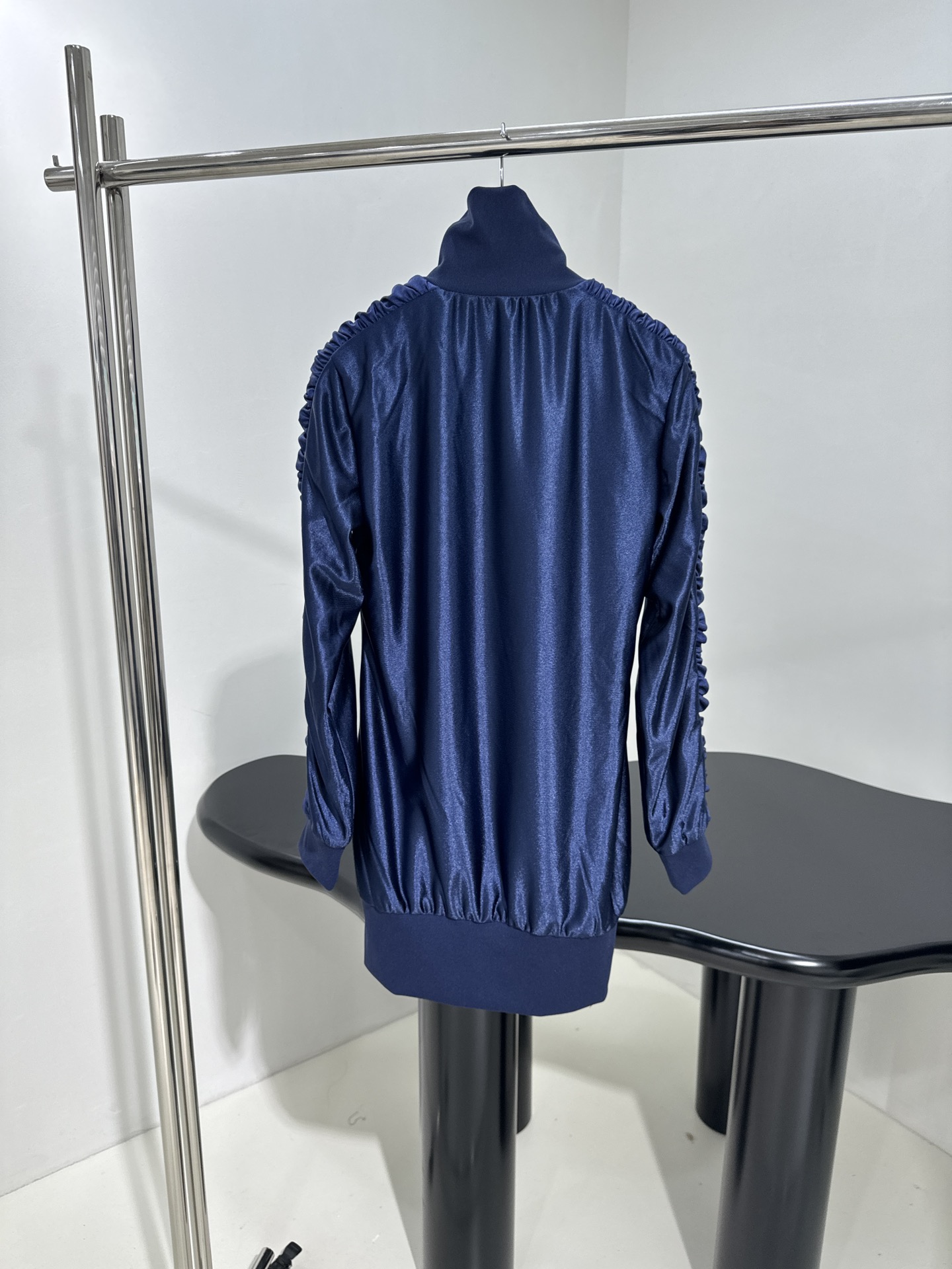 Balenciaga Fitted Tracksuit: Original Hardcore Female Dress with Customized Design - 图片 3
