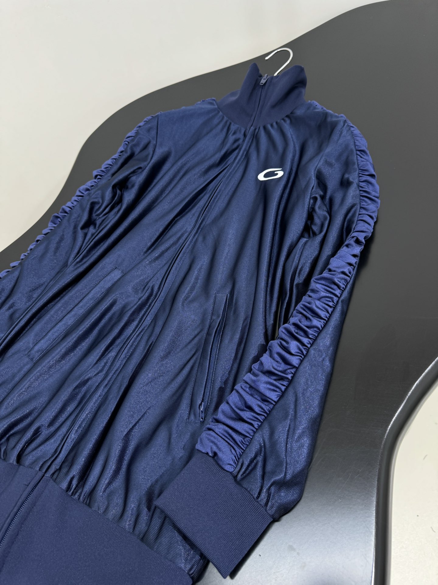 Balenciaga Fitted Tracksuit: Original Hardcore Female Dress with Customized Design - 图片 5