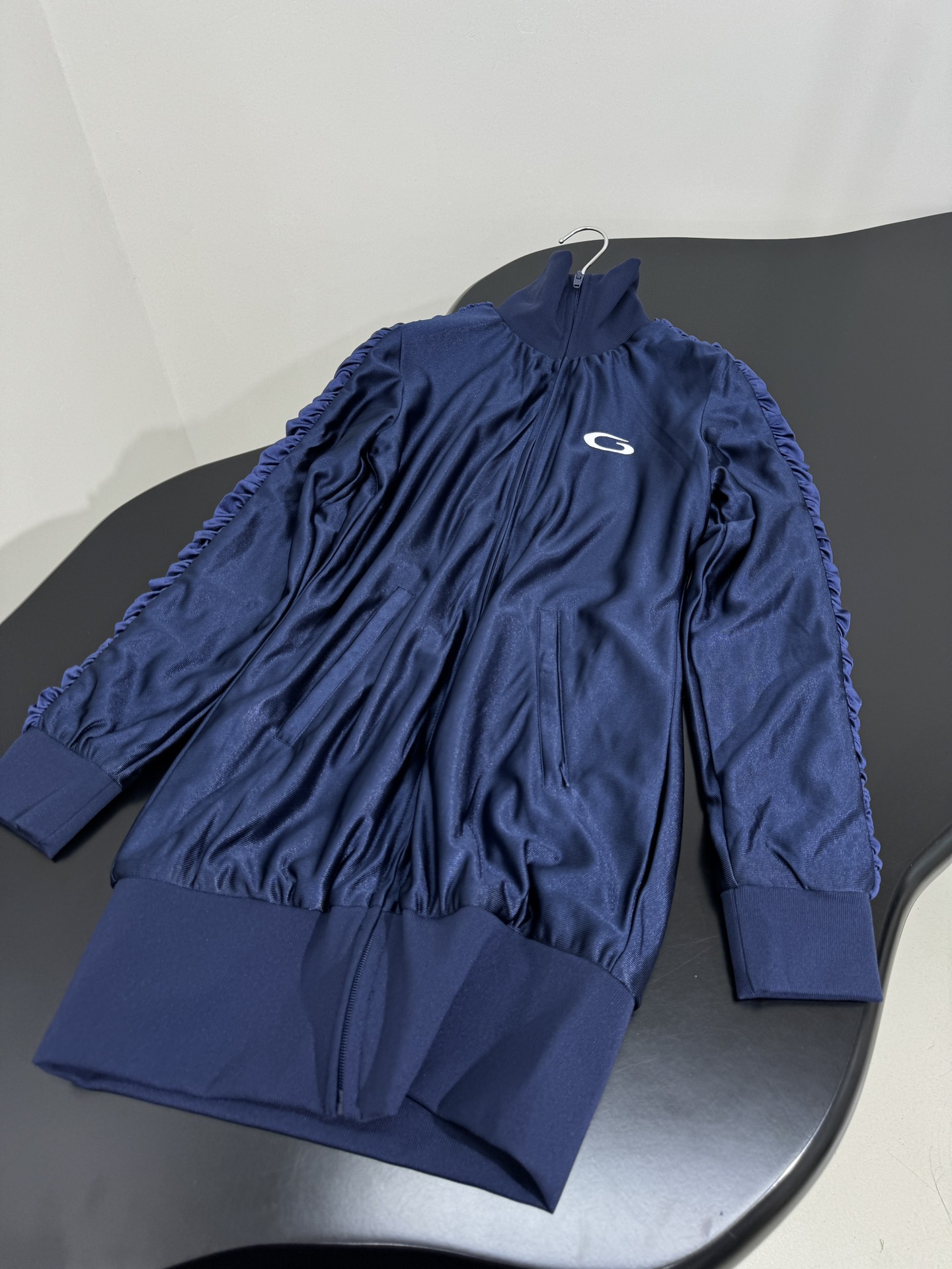 Balenciaga Fitted Tracksuit: Original Hardcore Female Dress with Customized Design - 图片 7