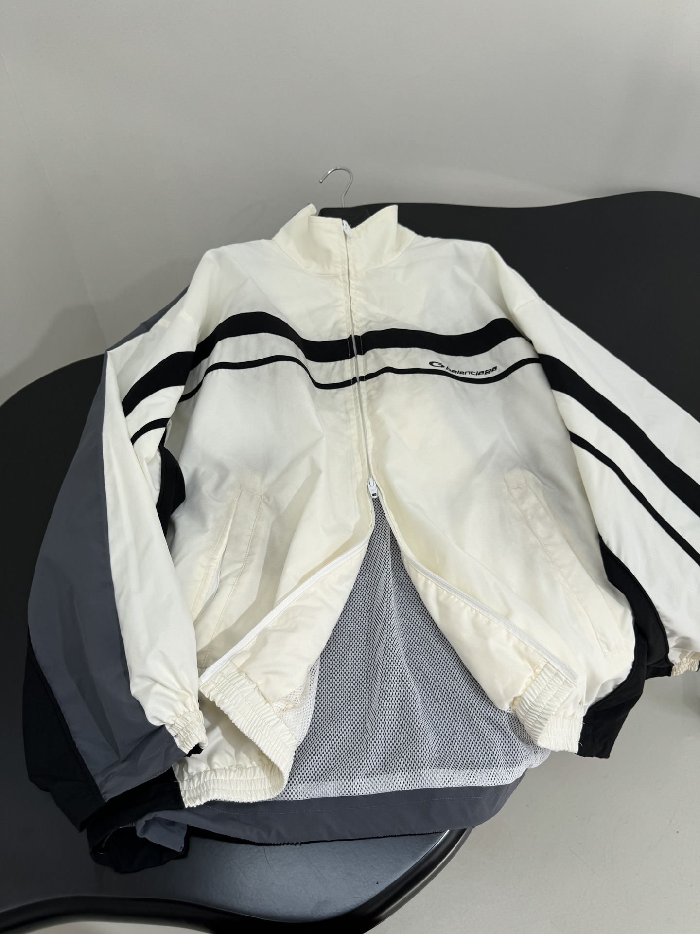 Balenciaga Tracksuit: Original Hardcore Female Suit with Embroidered Logo and Double-Headed Zipper - 图片 6