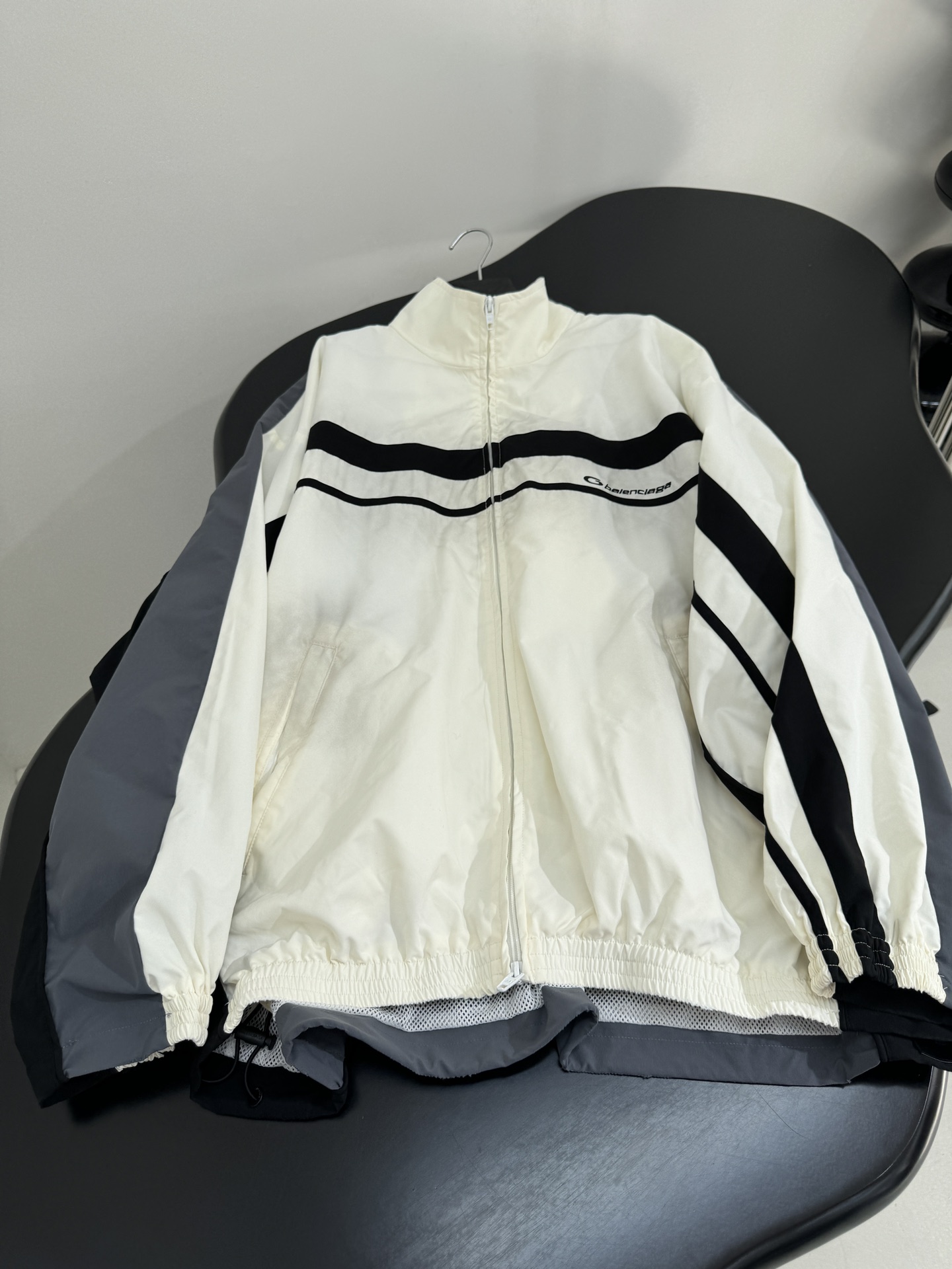 Balenciaga Tracksuit: Original Hardcore Female Suit with Embroidered Logo and Double-Headed Zipper - 图片 4