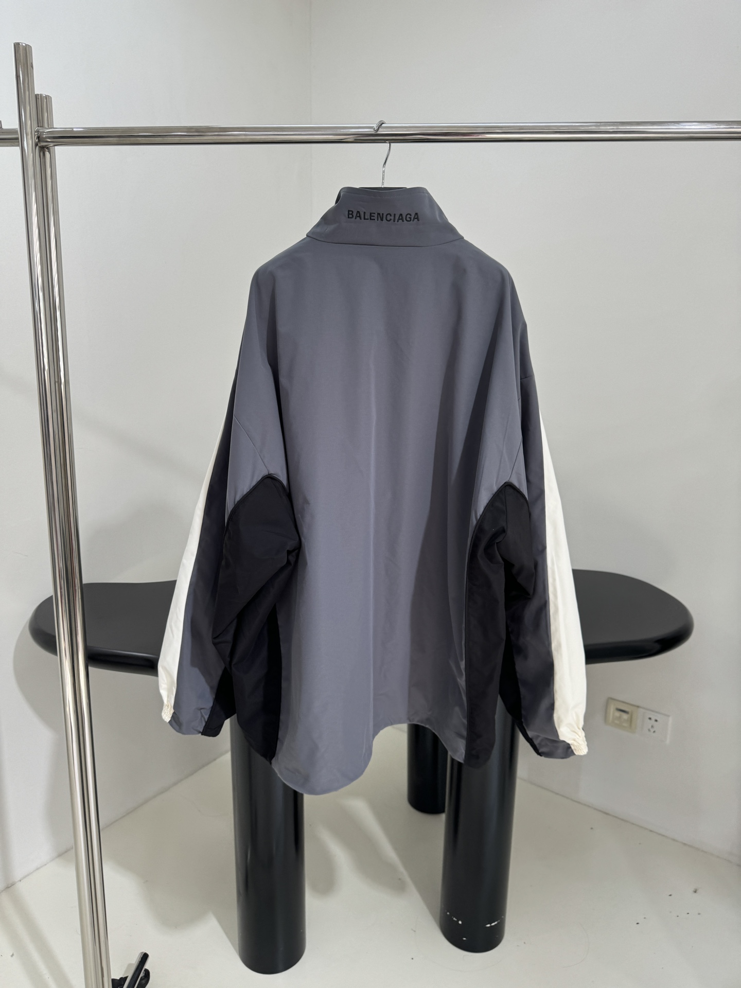 Balenciaga Tracksuit: Original Hardcore Female Suit with Embroidered Logo and Double-Headed Zipper - 图片 3